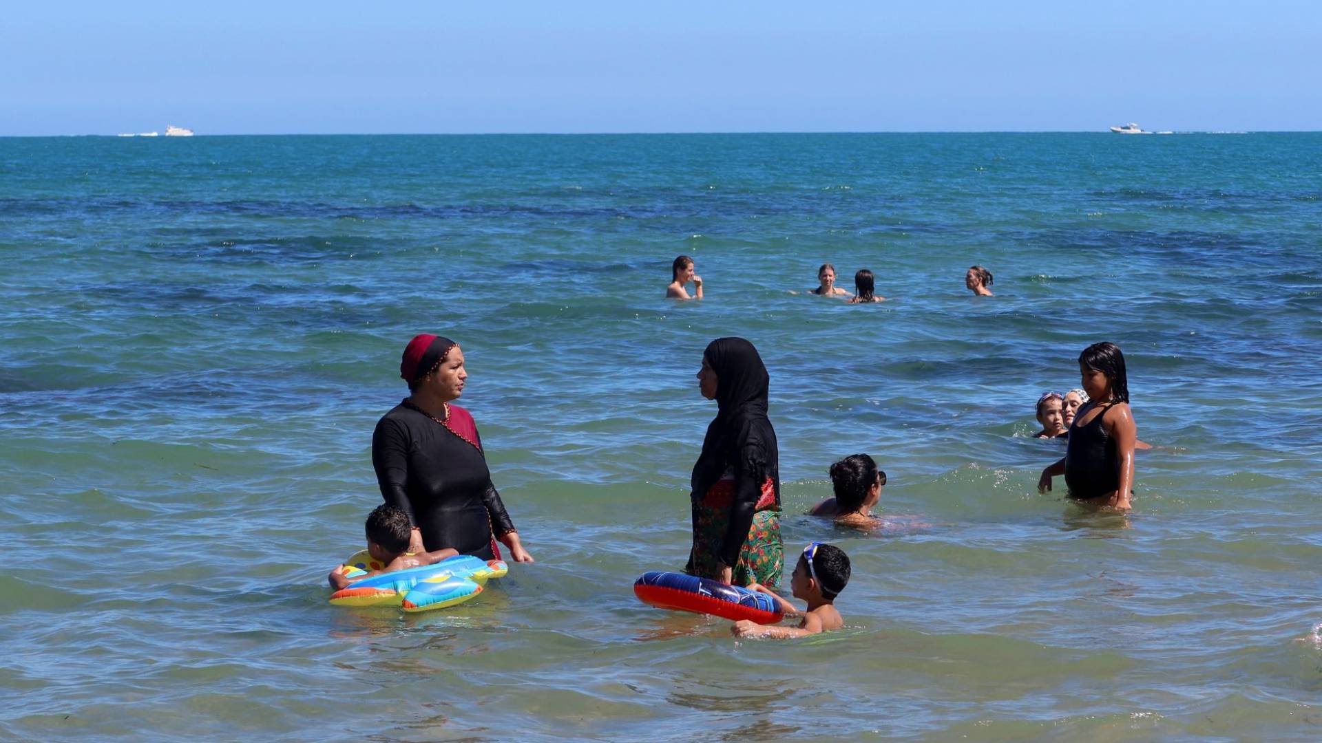 سيدات في البحر يرتدين الزي الشرعي - أرشيفية