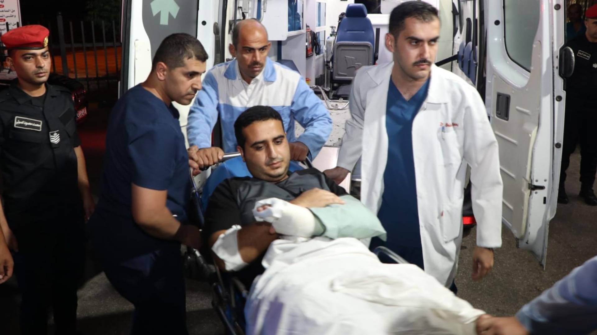 القوات المسلحة تخلي الممرض الذي أصيب خلال عمله في المستشفى الميداني جنوب قطاع غزة