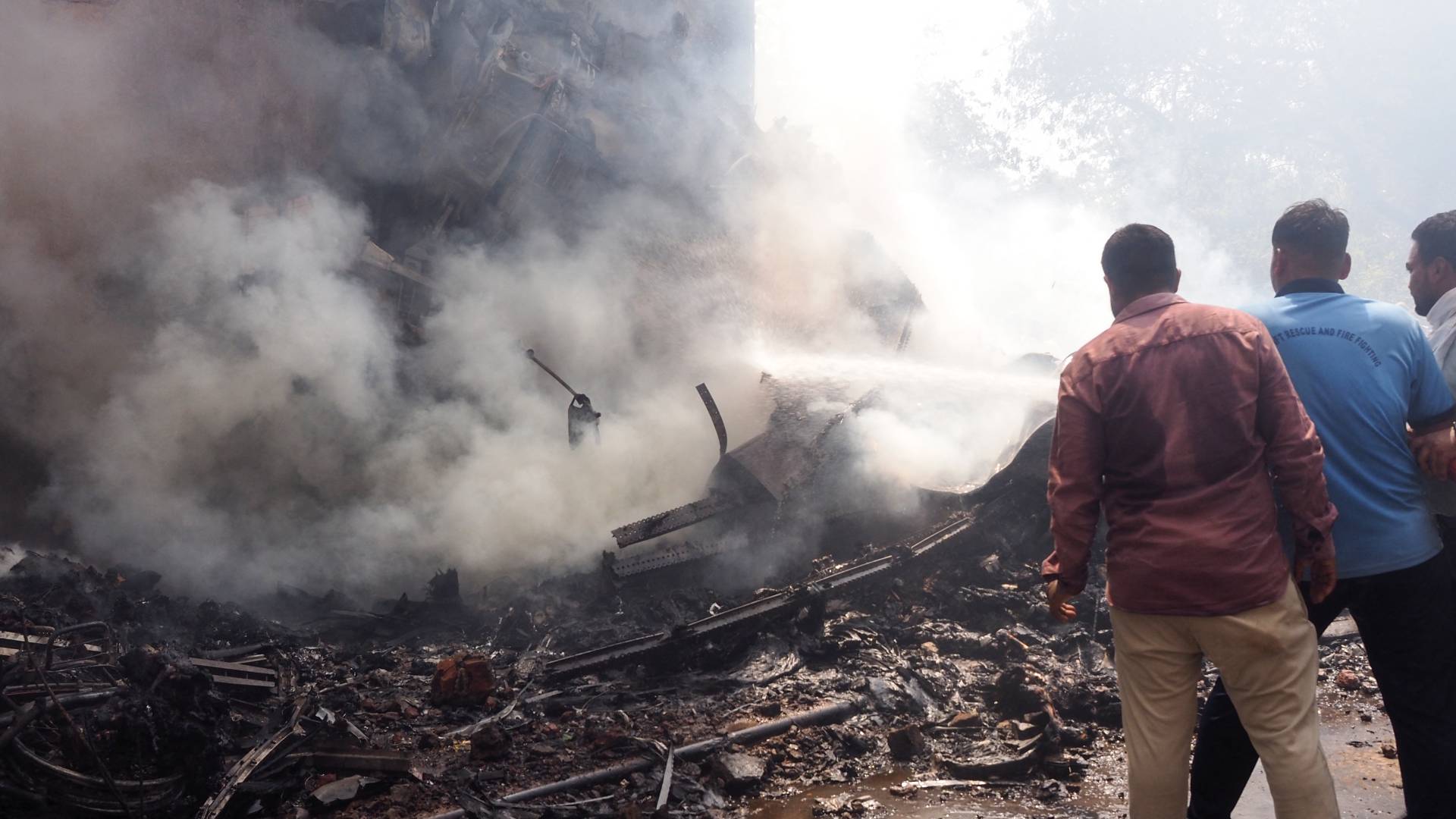 مسؤول صحي في الهند: نجاة شخص واحد من حادث تحطم الطائرة المنكوبة.. فيديو