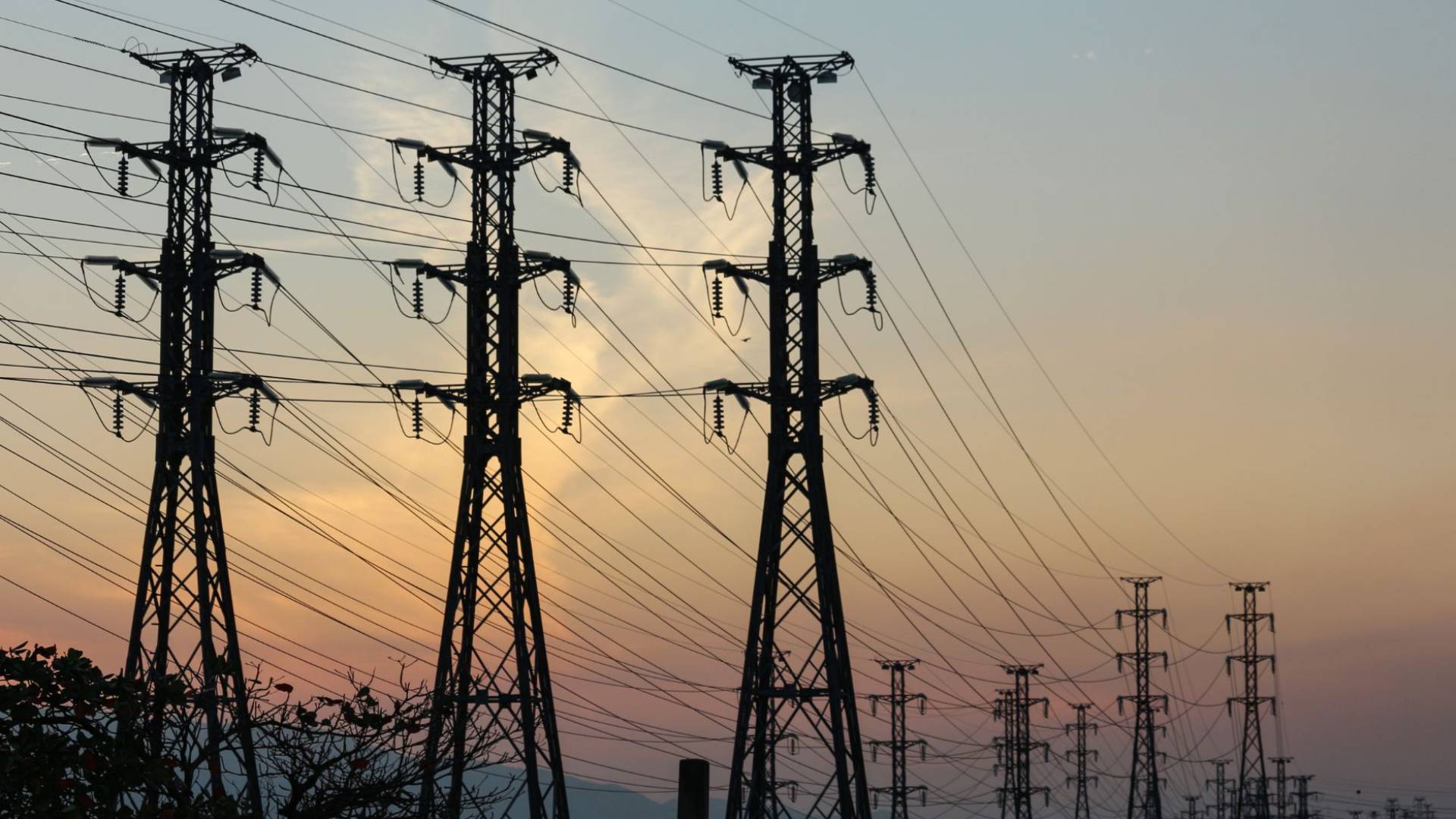 شركة الكهرباء الوطنية: حريق نتيجة خلل فني على إحدى الوحدات التوليدية الصغيرة