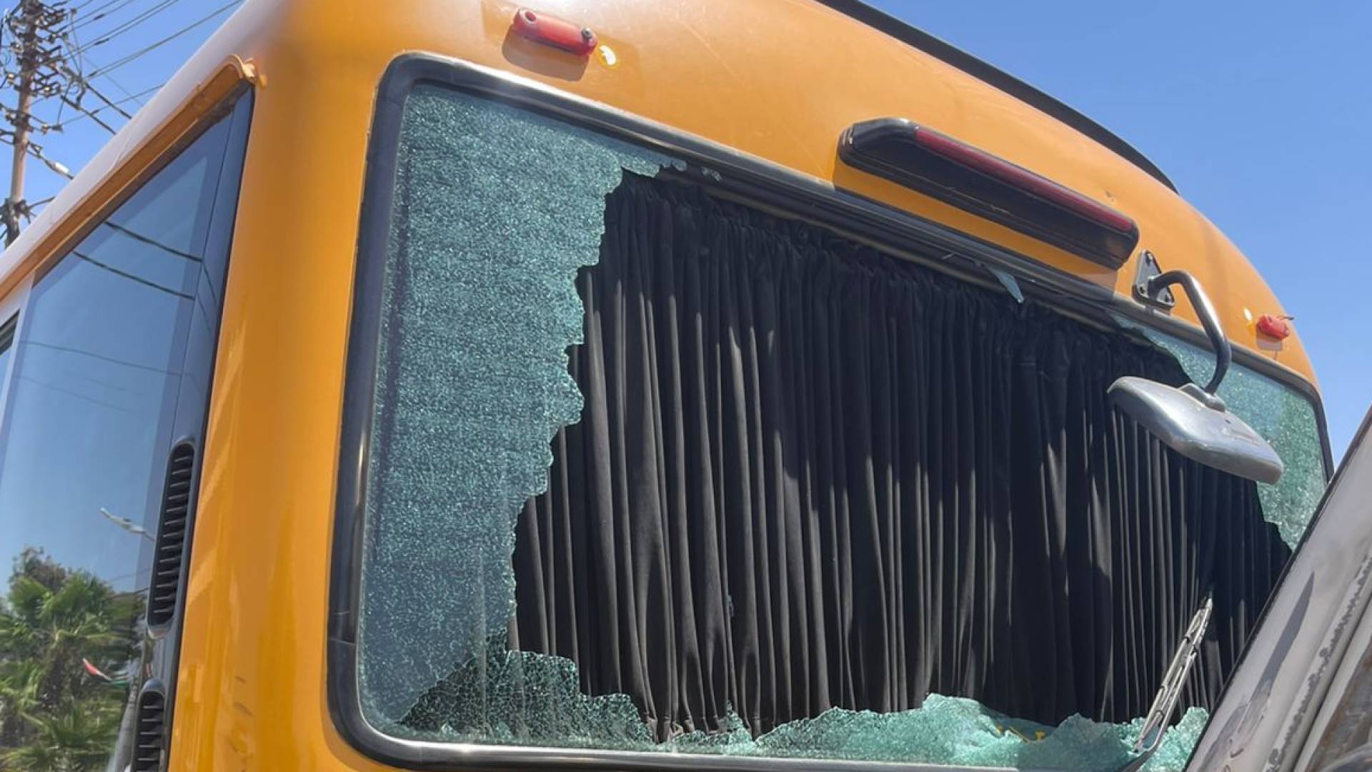 حادثة تحطيم نوافذ حافلتين