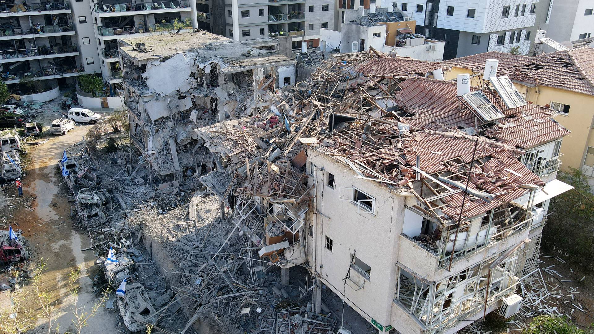 دمار في موقع تعرض لصاروخ أطلق من إيران في رامات غان قرب تل أبيب