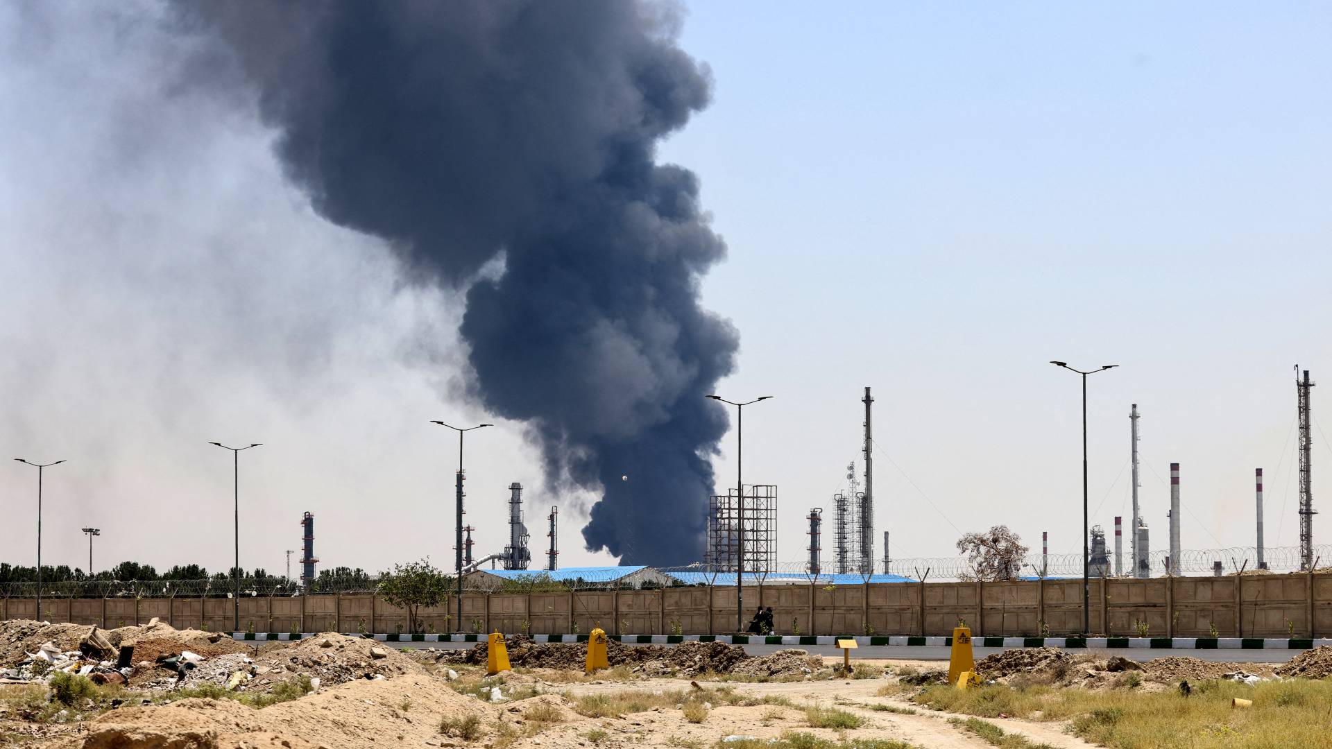 تصاعد عمود كثيف من الدخان والنيران فوق مصفاة نفط في جنوب طهران جراء غارة الاحتلال الإسرائيلي