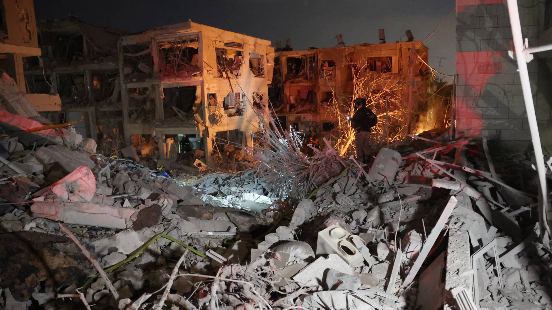 آثار الدمار في بات يام بتل أبيب إثر الصواريخ الإيرانية