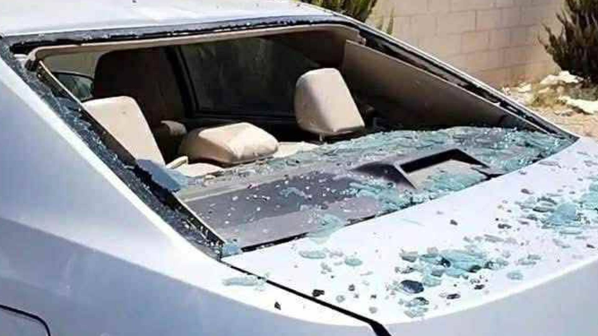 سيارة متضررة إثر سقوط المسيرة في الأرزق