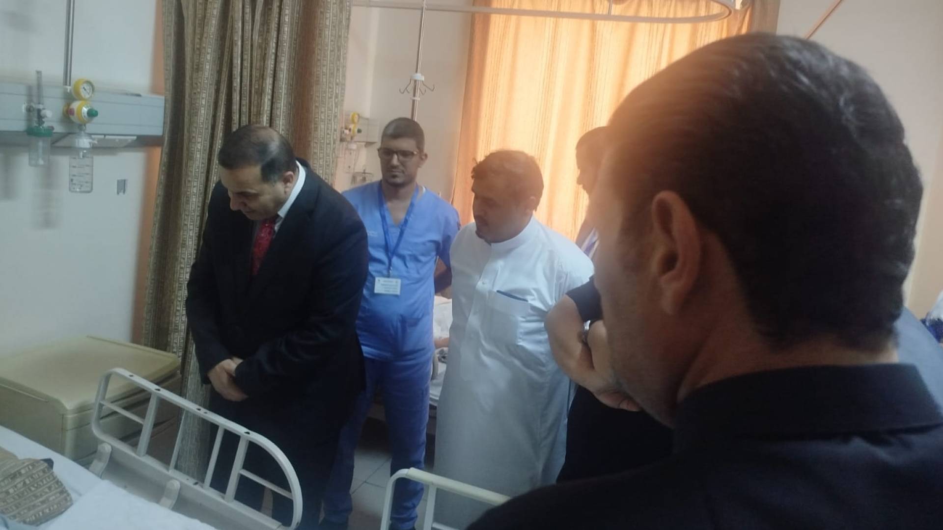 محافظ الزرقاء يتفقد مصابي حادثة "الجسم الغريب" في الأزرق