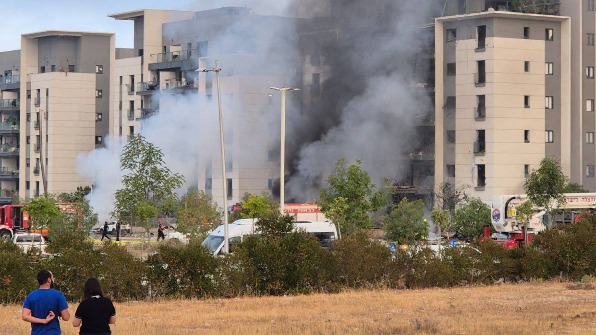 اشتعال النيران في موقع سقوط صاروخ في بئر السبع