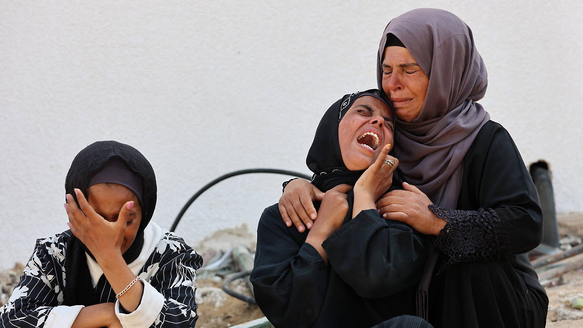 فلسطينية تبكي أحد أفراد عائلتها في غزة