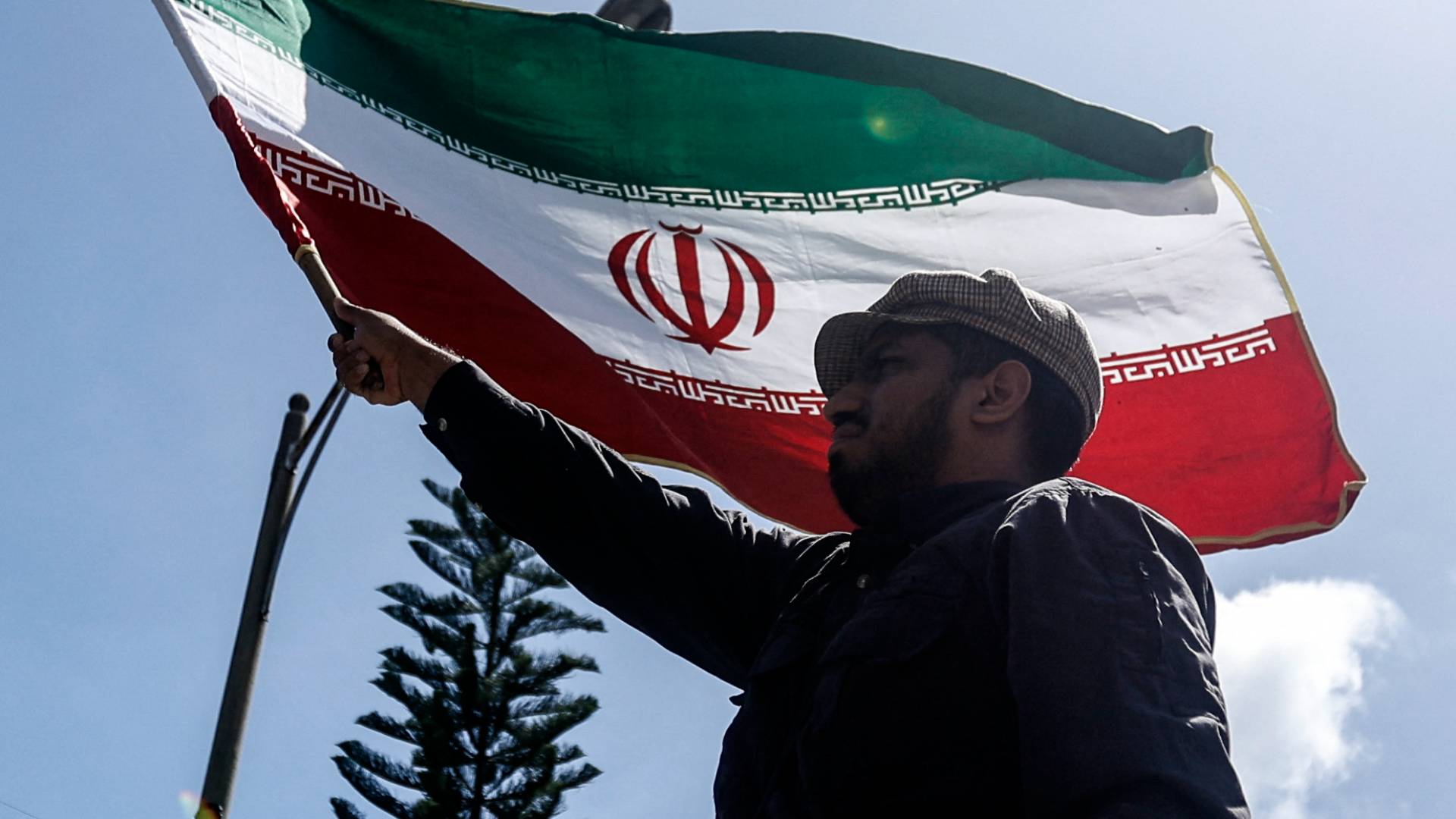 إيراني يرفع علم بلاده