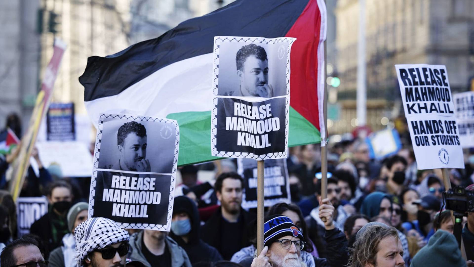 رفع صور الناشط الفلسطيني محمود خليل