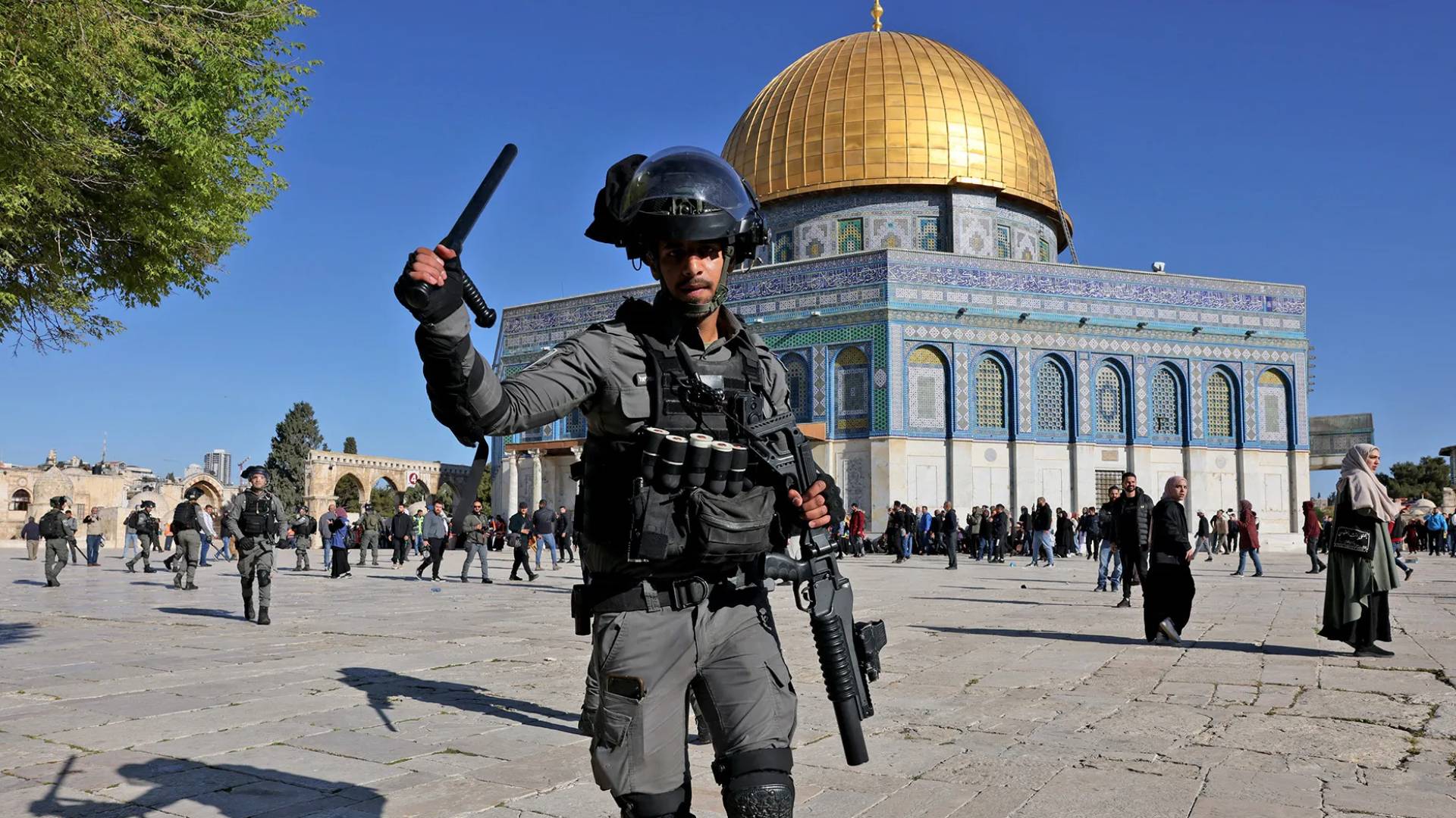 أحد عناصر قوات الاحتلال في باحات الأقصى