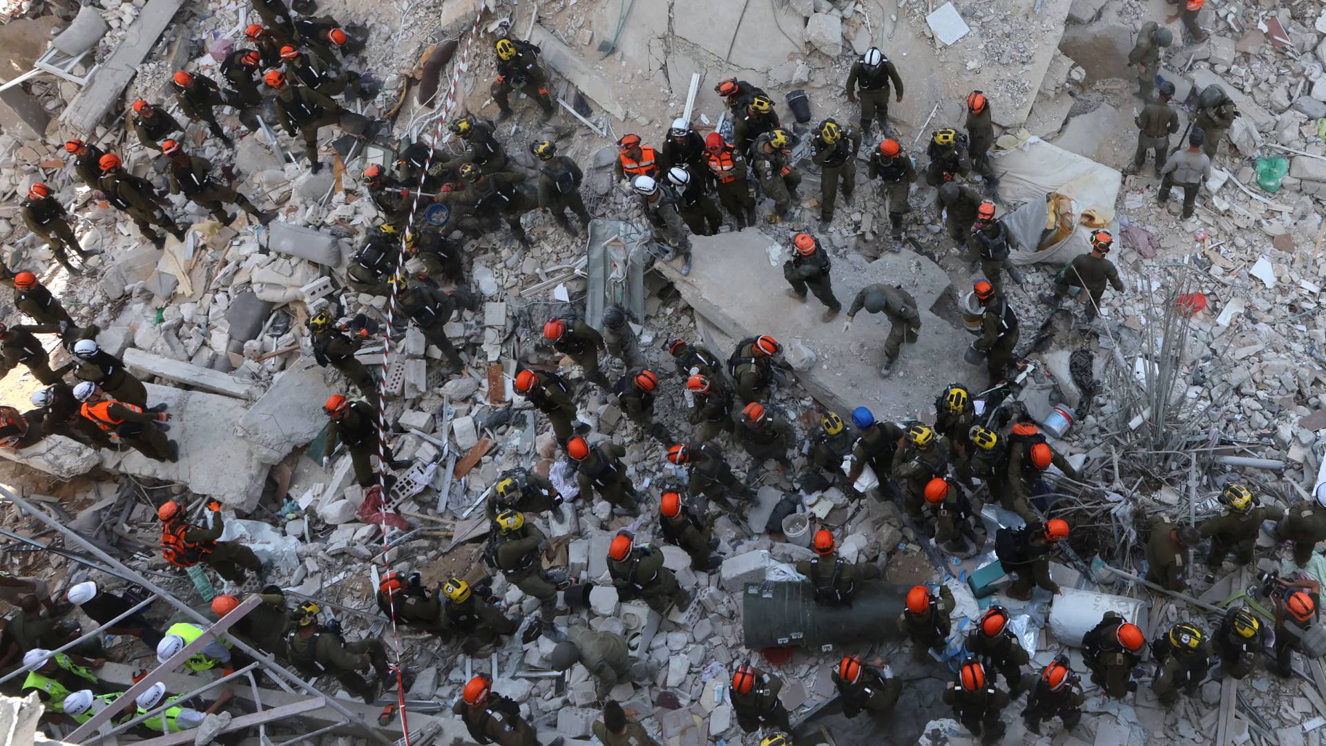 فرق إنقاذ للاحتلال في موقع سقوط صواريخ إيرانية