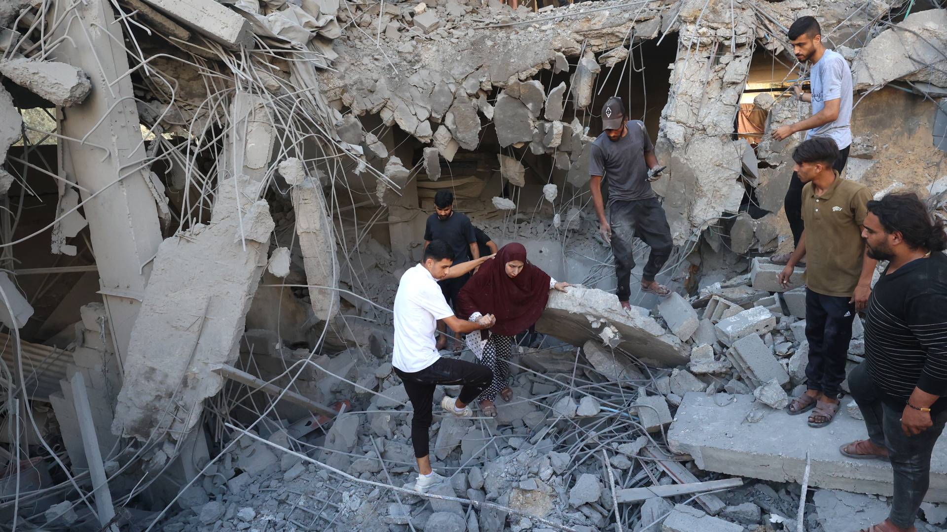 أنقاض منزل استهدف بضربة في مخيم النصيرات وسط قطاع غزة