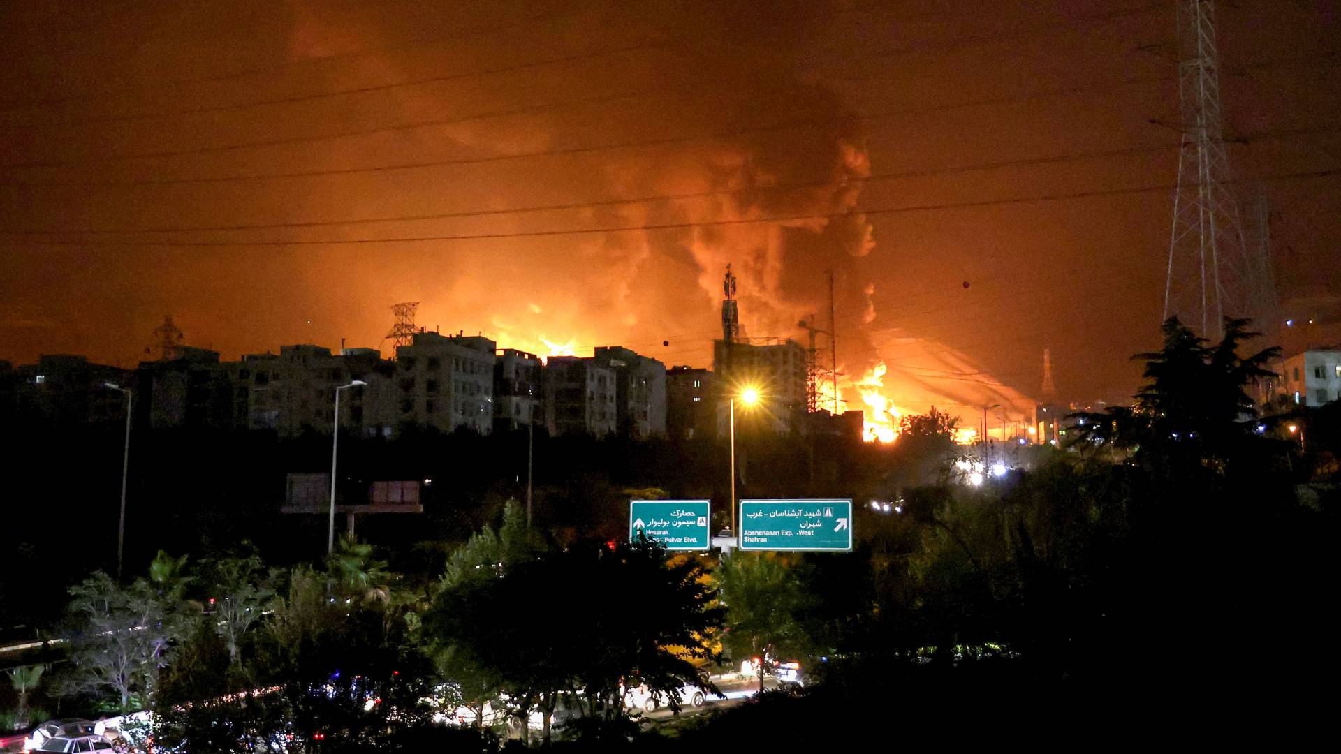 اندلاع ألسنة اللهب في مستودعات النفط بمنطقة شهران شمال غرب طهران