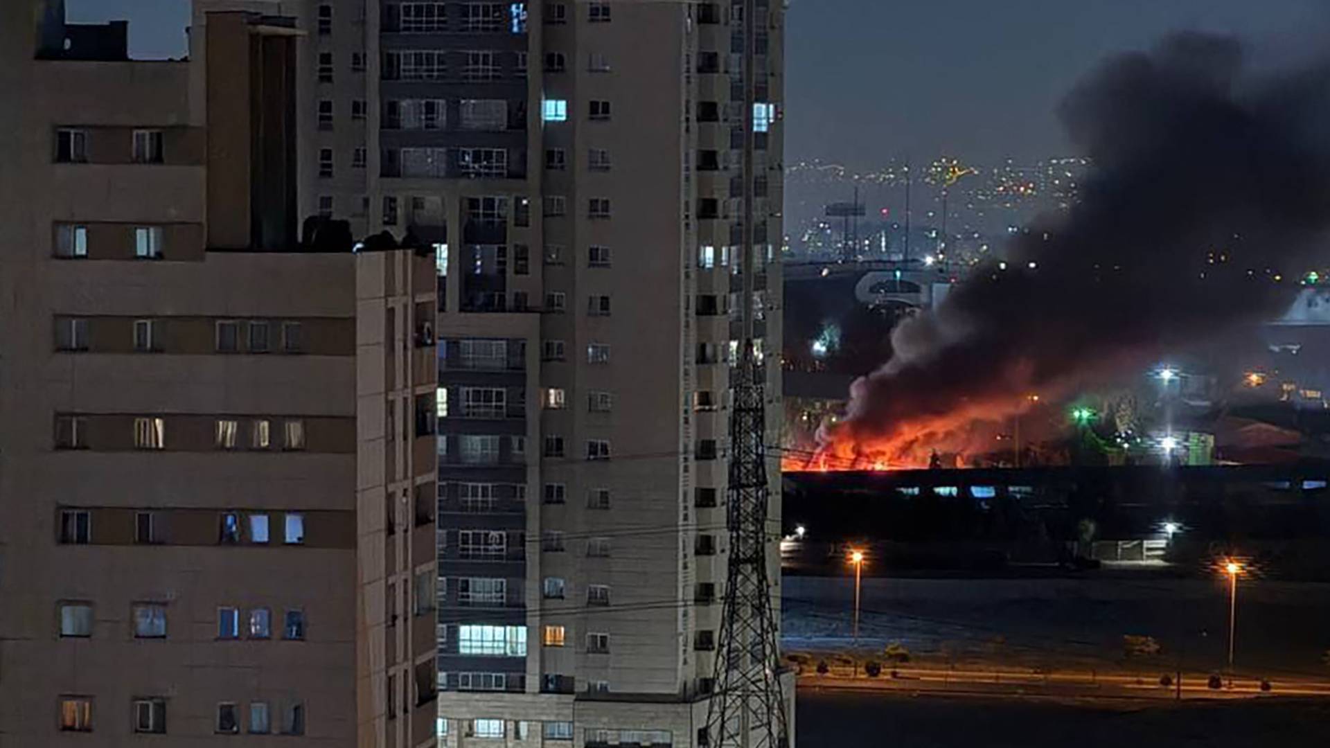 صورة تظهر تصاعد أعمدة من الدخان من موقع استهدف بضربة "إسرائيلية" في طهران