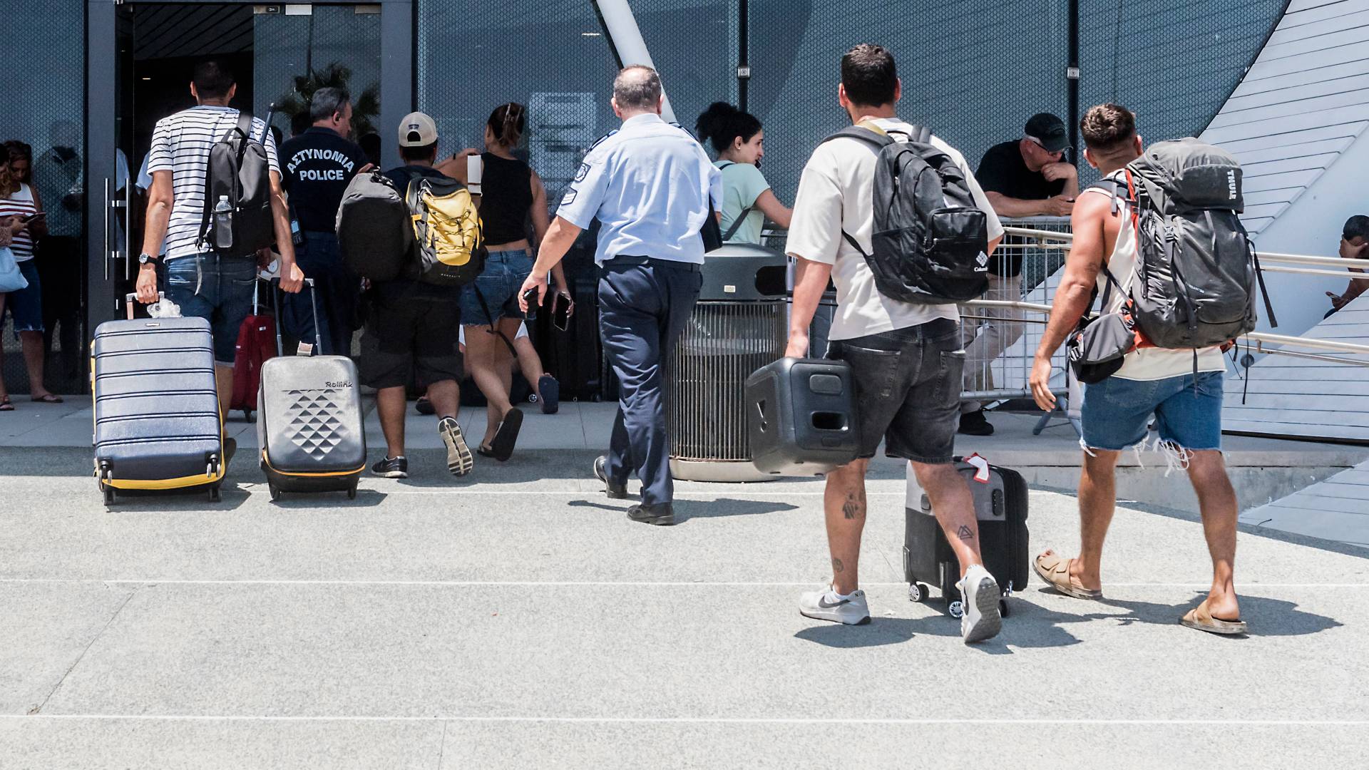 فرنسا تعلن إرسال طائرة إلى تل أبيب لإجلاء مواطنيها