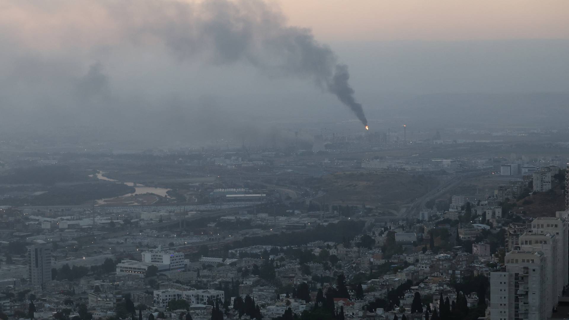 تصاعد أعمدة الدخان في إيران