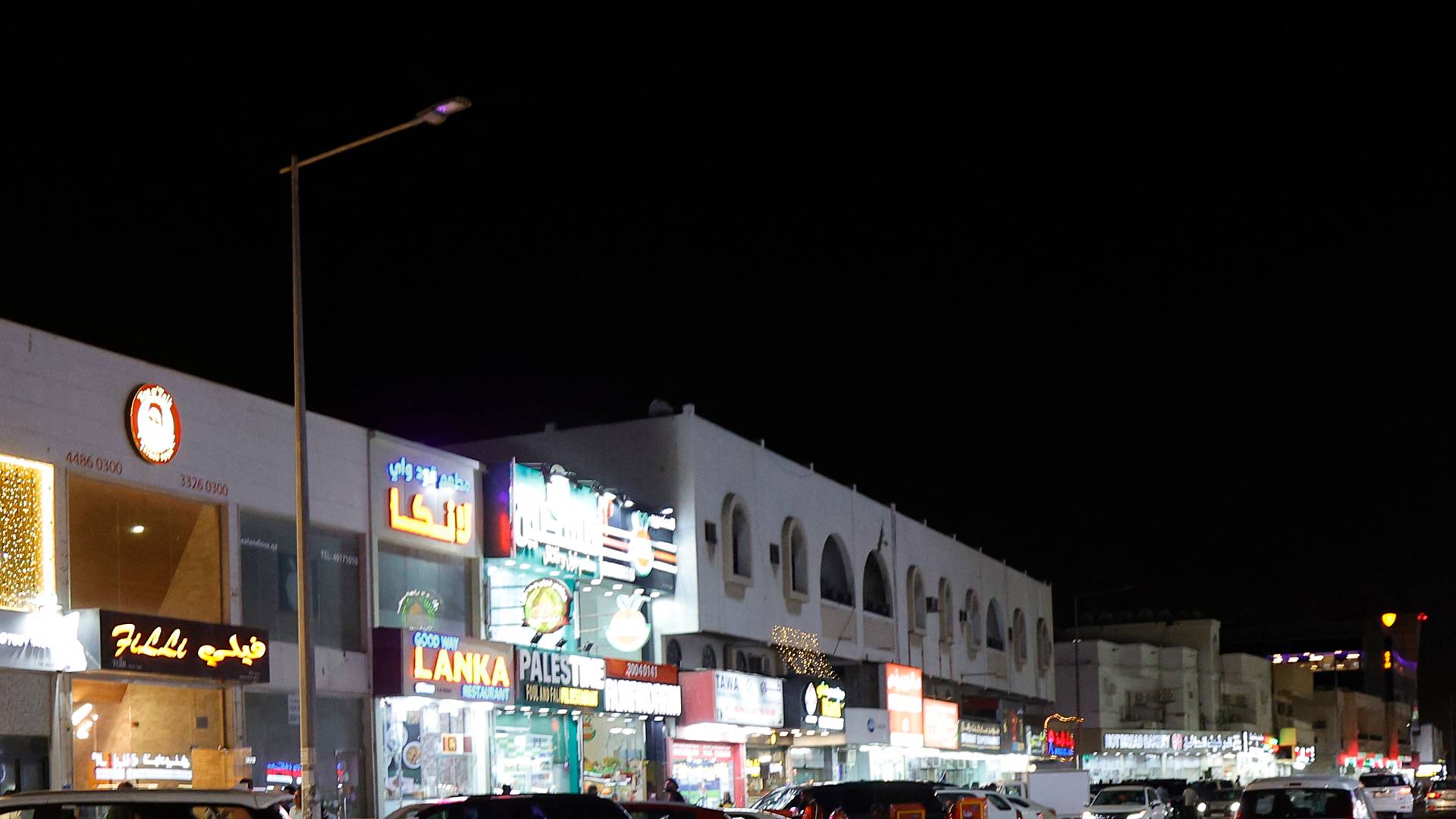 مسؤول أمريكي يؤكد هجوم إيران بصواريخ باليستية على قاعدة العديد ويشير لعدم وقوع إصابات