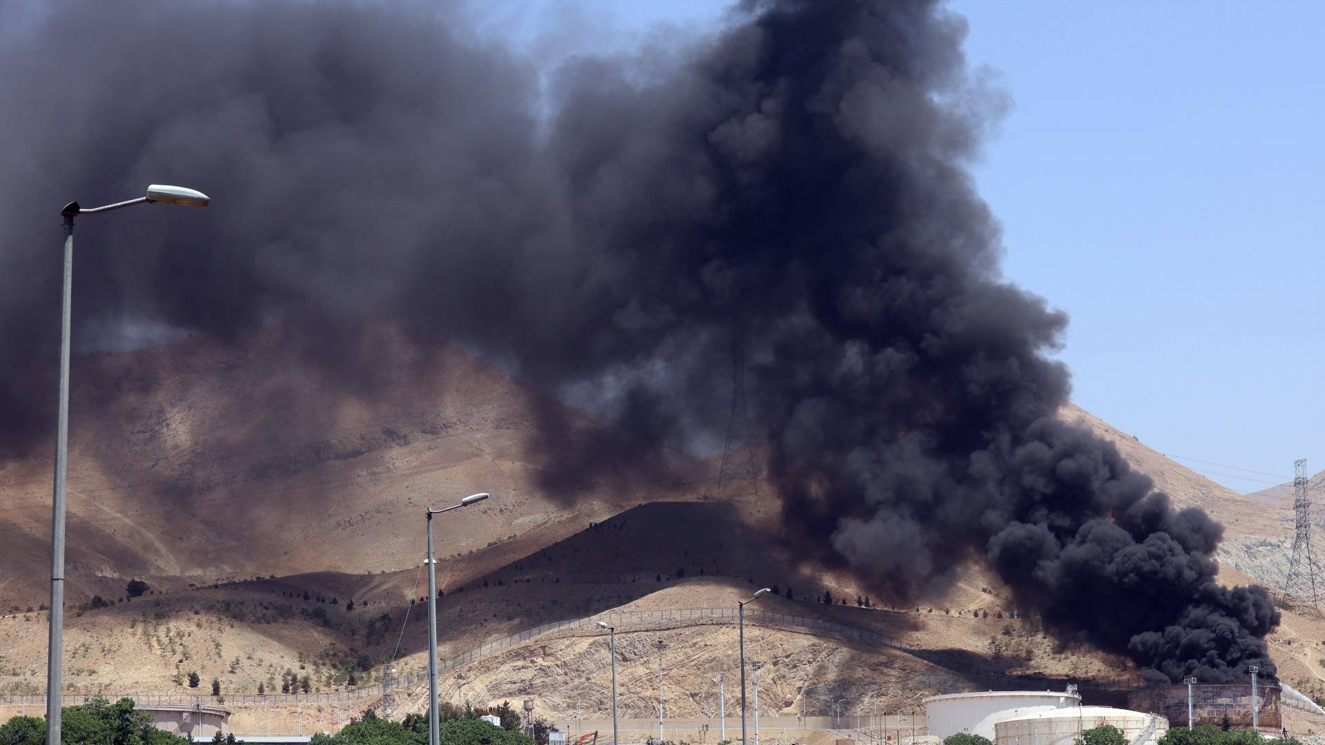 تصاعد أعمدة الدخان في موقع بالعاصمة الإيرانية طهران