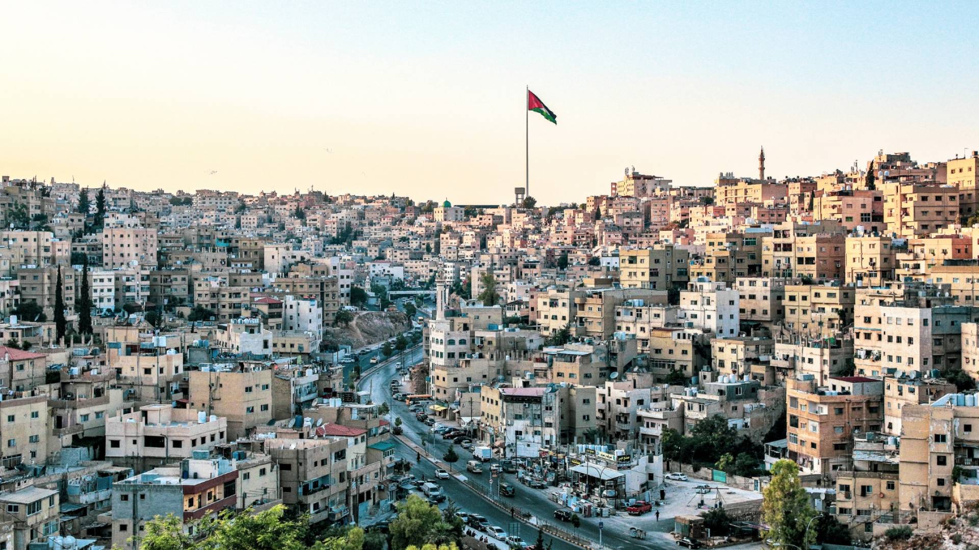 علم الاردن في العاصمة عمان