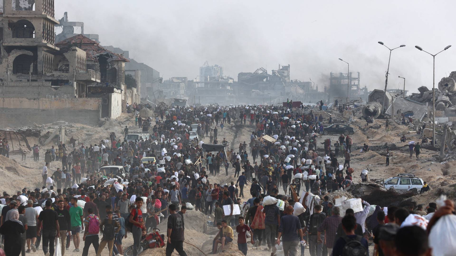 فلسطينون يحصلون على مساعدات في قطاع غزة