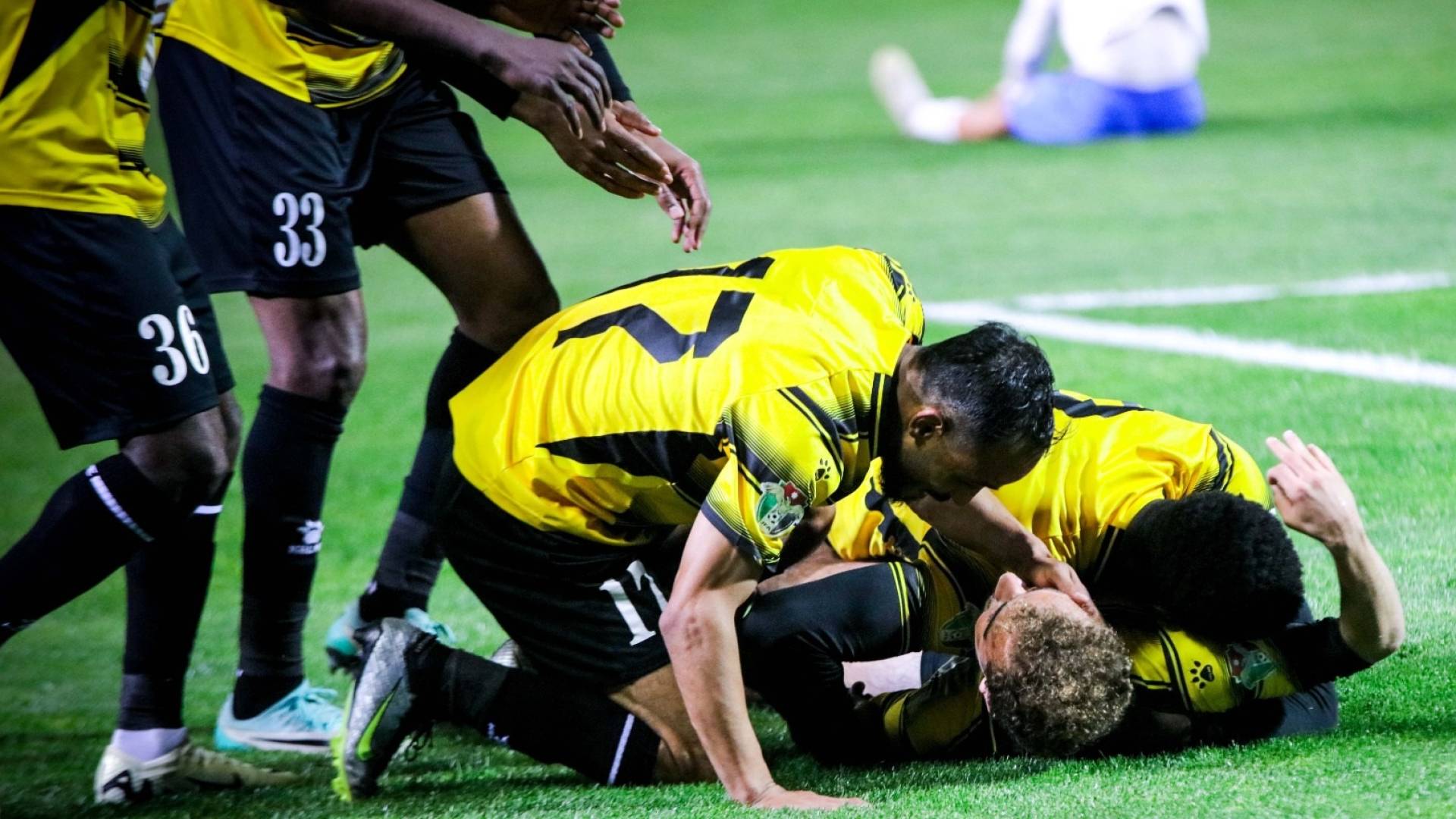 لاعبو الحسين يحتفلون بهدف سابق