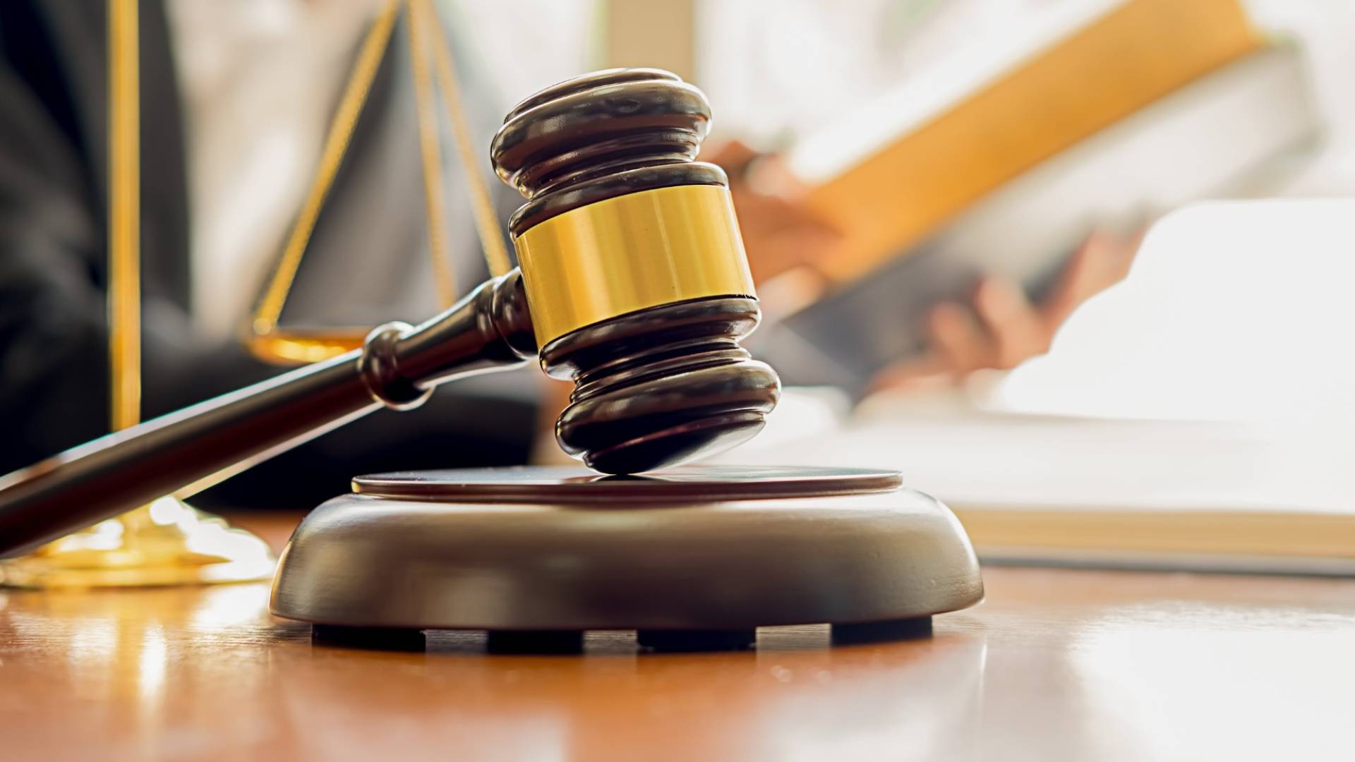 مطرقة قاض وسندان "تعبيرية"