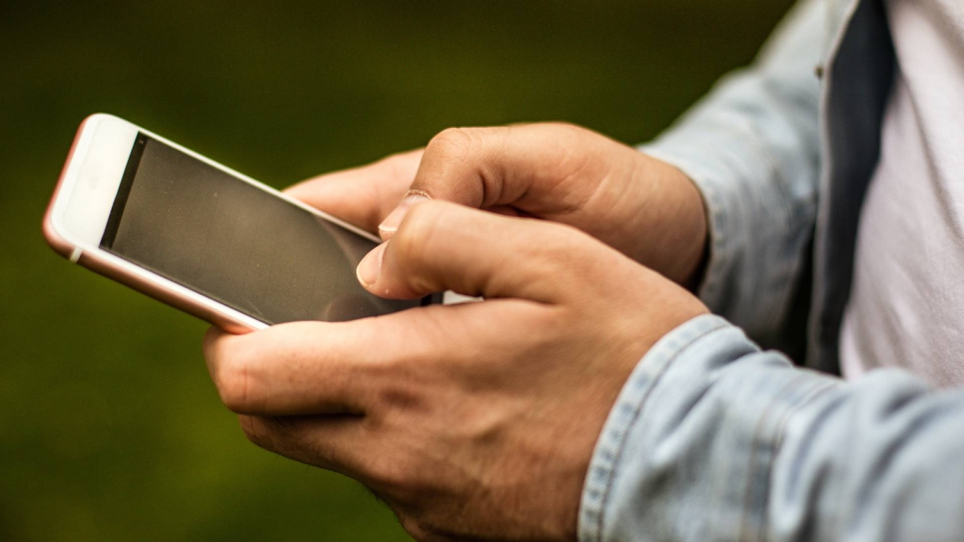 شخص يستخدم هاتف