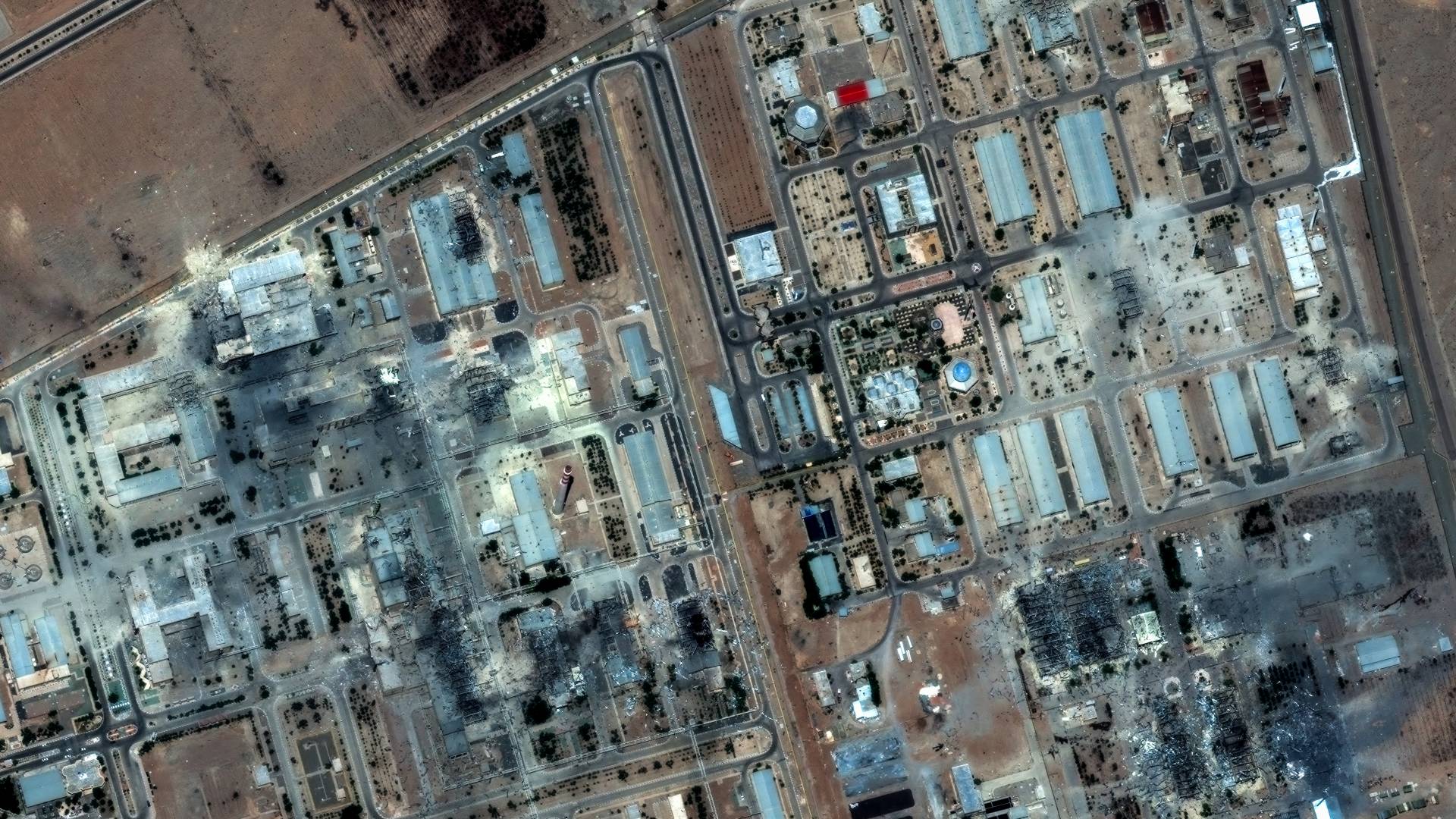 آثار الدمار في منشأة تخصيب اليورانيوم في أصفهان وسط إيران