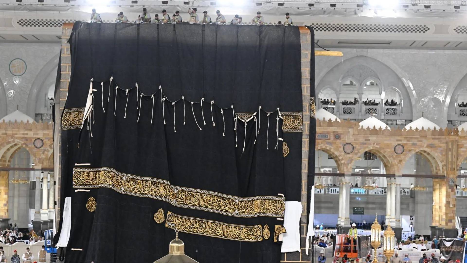 تغيير كسوة الكعبة