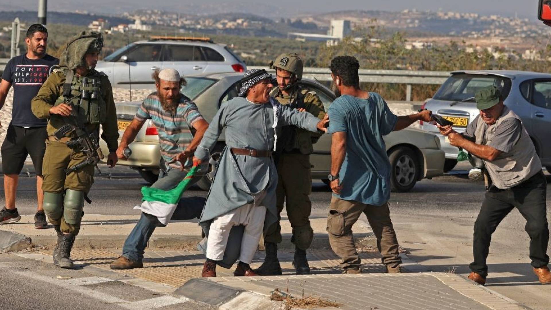 مستوطنون يعتدون على مسن فلسطيني في الضفة الغربية