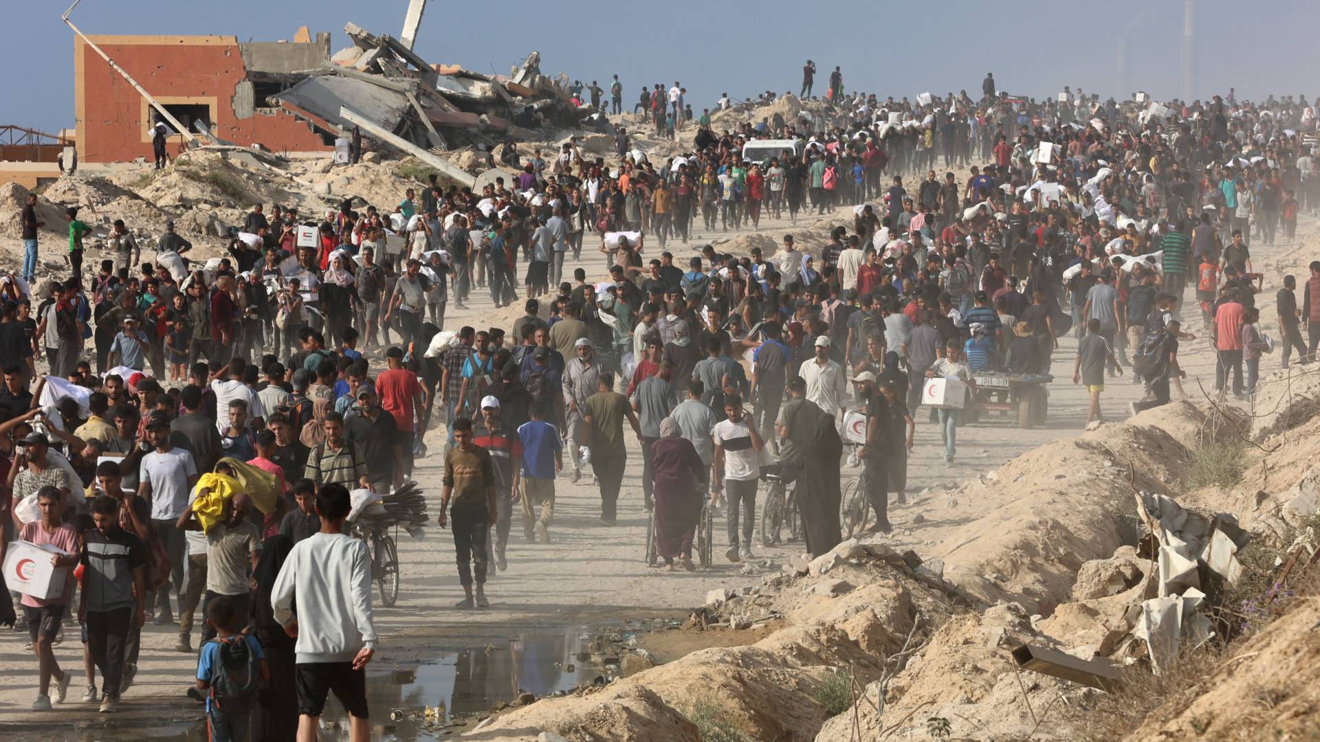 فلسطينيون في قطاع غزة ينتظرون الحصول على مساعدات