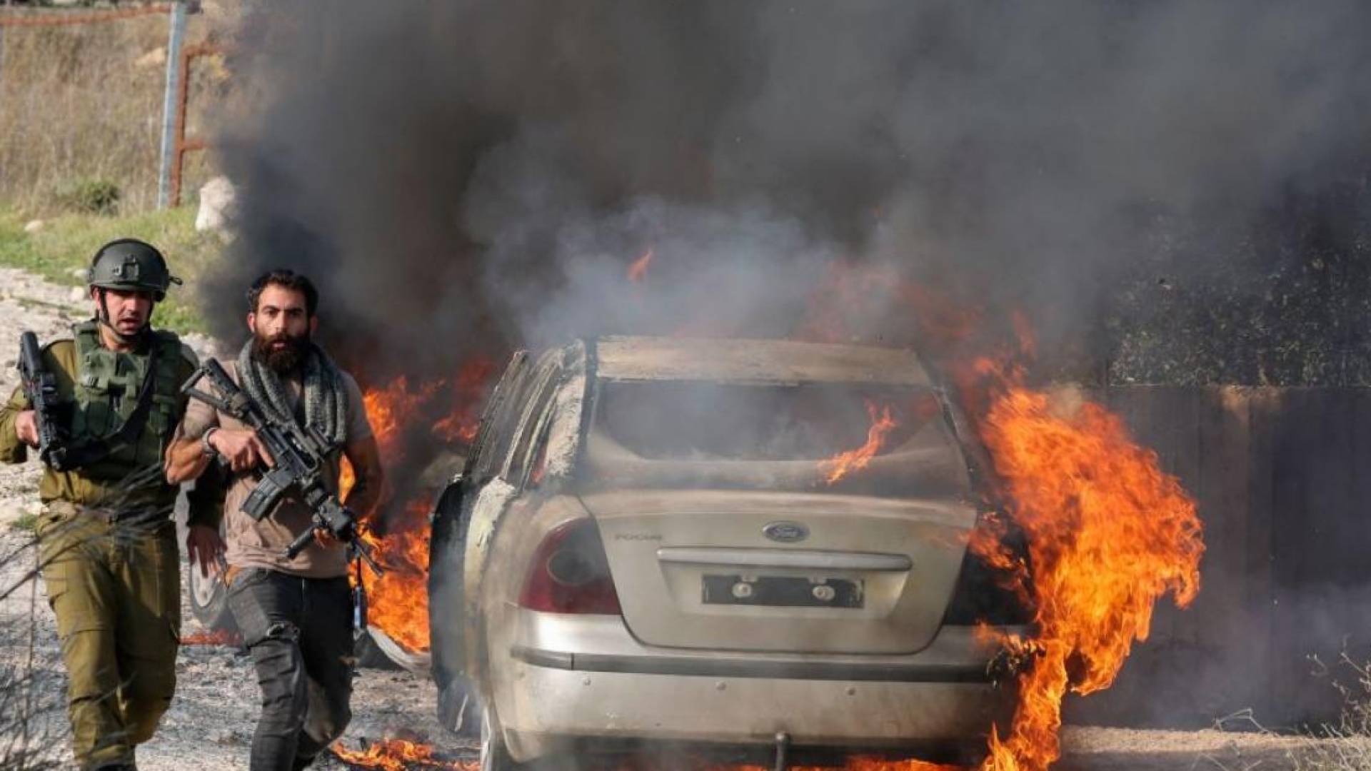 مستوطنون يحرقون مركبات الفلسطينيين في الضفة