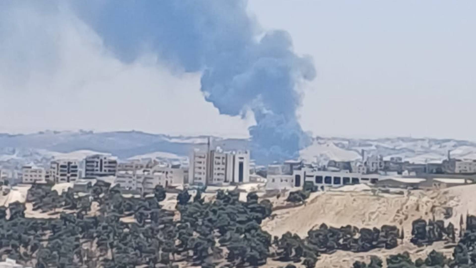 تصاعد أعمدة الدخان