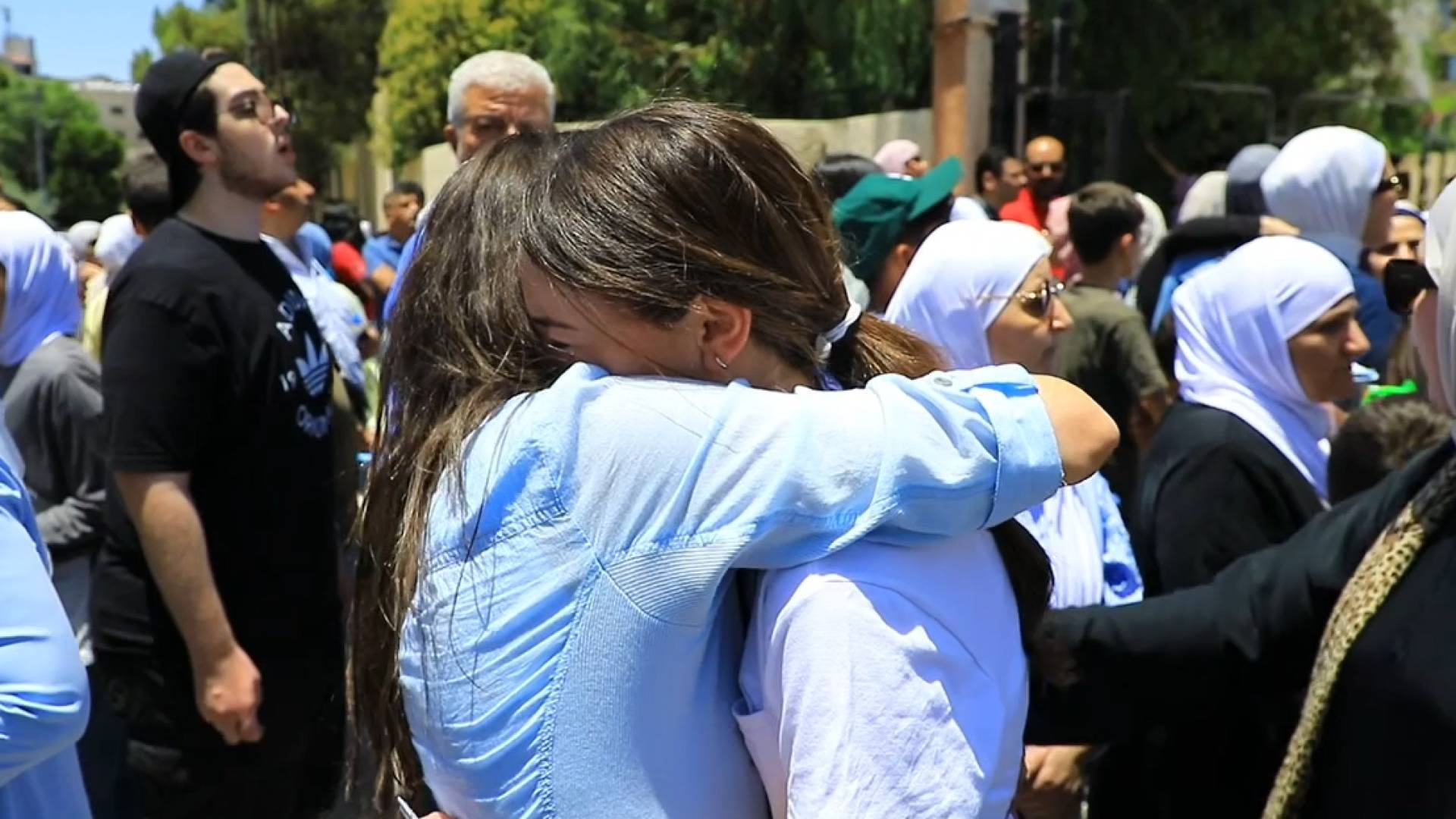 طالبة تبكي بعد خروجها من الامتحان