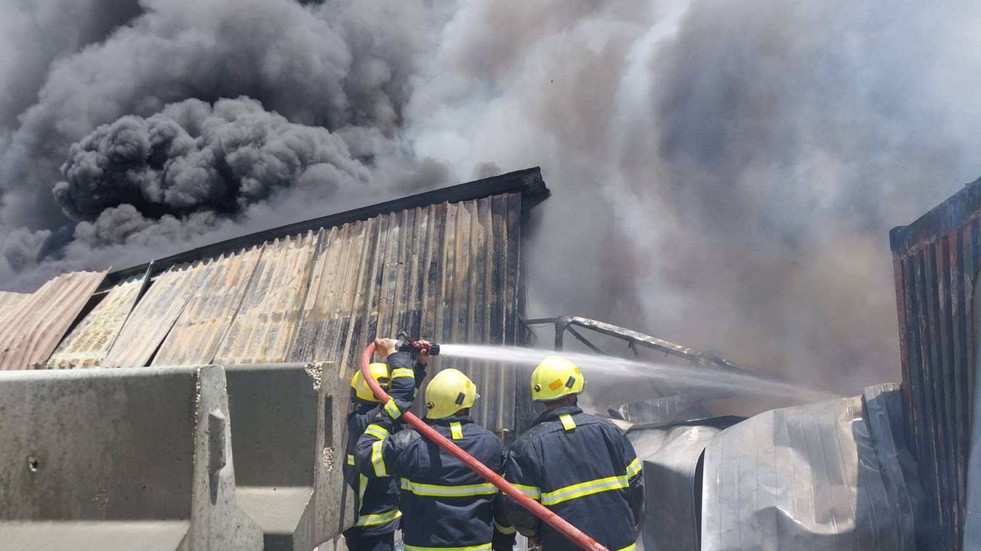 اخماد حريق بمستودع في عمان