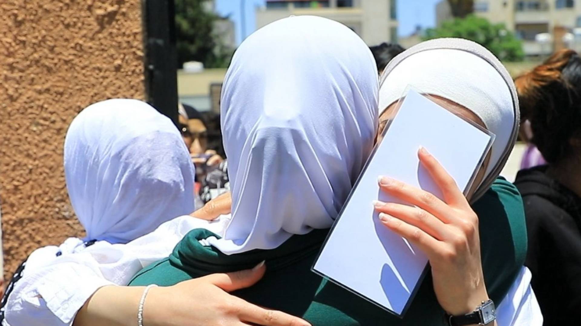 بكاء طالبات عقب جلسة امتحان التوجيهي