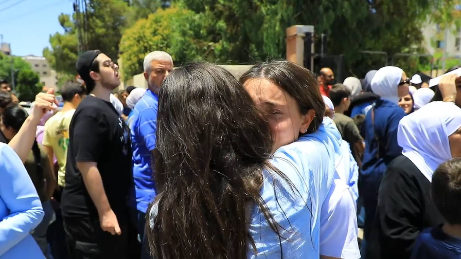 طالبة توجيهي تبكي بعد خروجها من امتحان الرياضيات