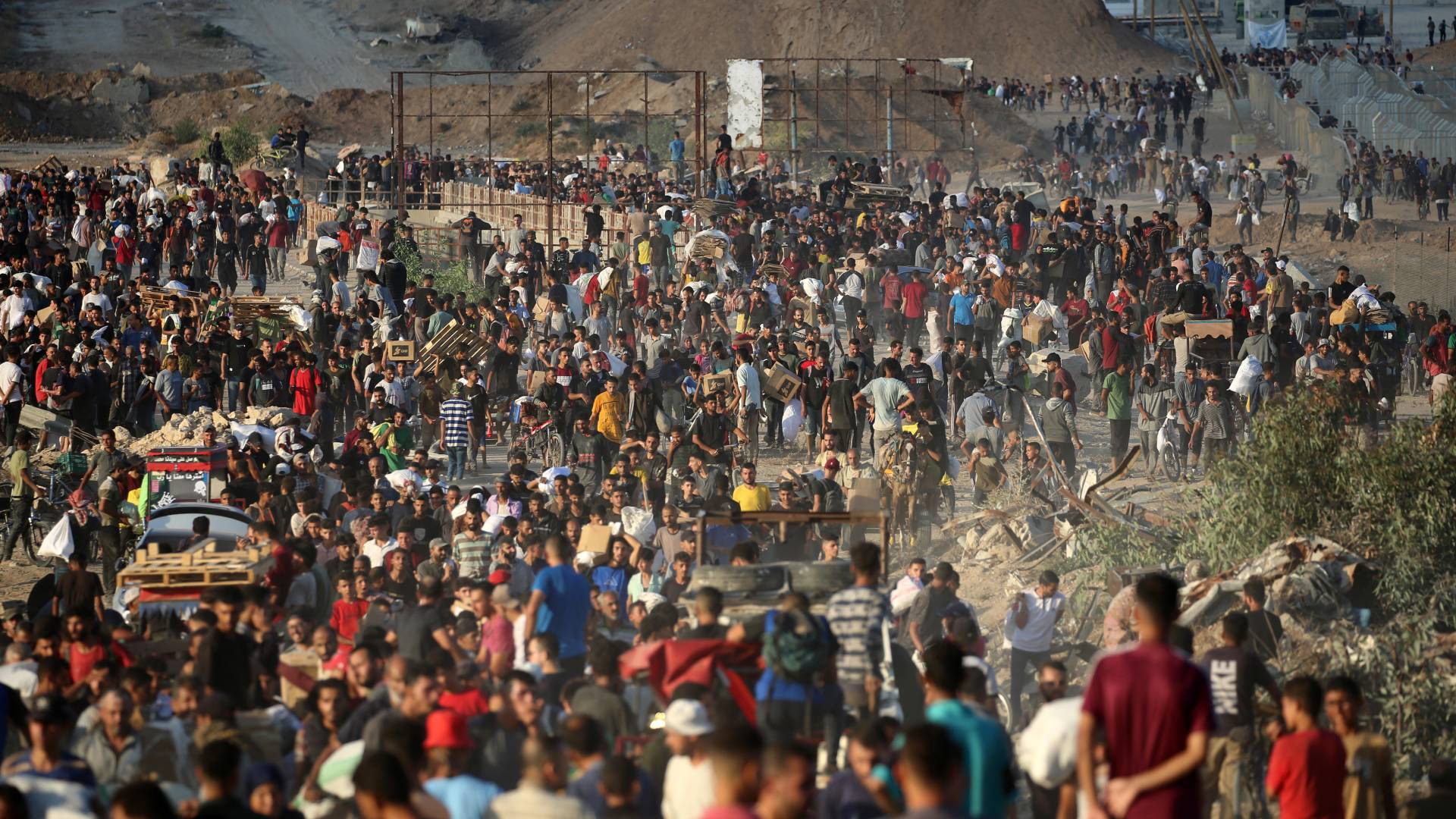 فلسطينيون في قطاع غزة قرب مراكز المساعدات