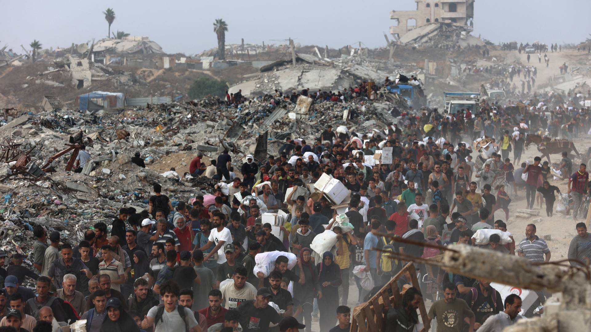 فلسطينيون قرب مراكز التوزيع في غزة