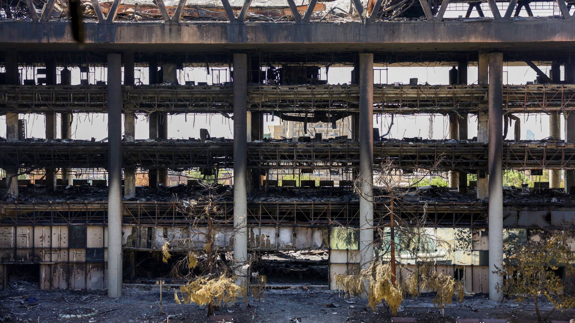 دمار مبنى الإذاعة والتلفزيون الإيراني إثر ضربة "إسرائيلية"