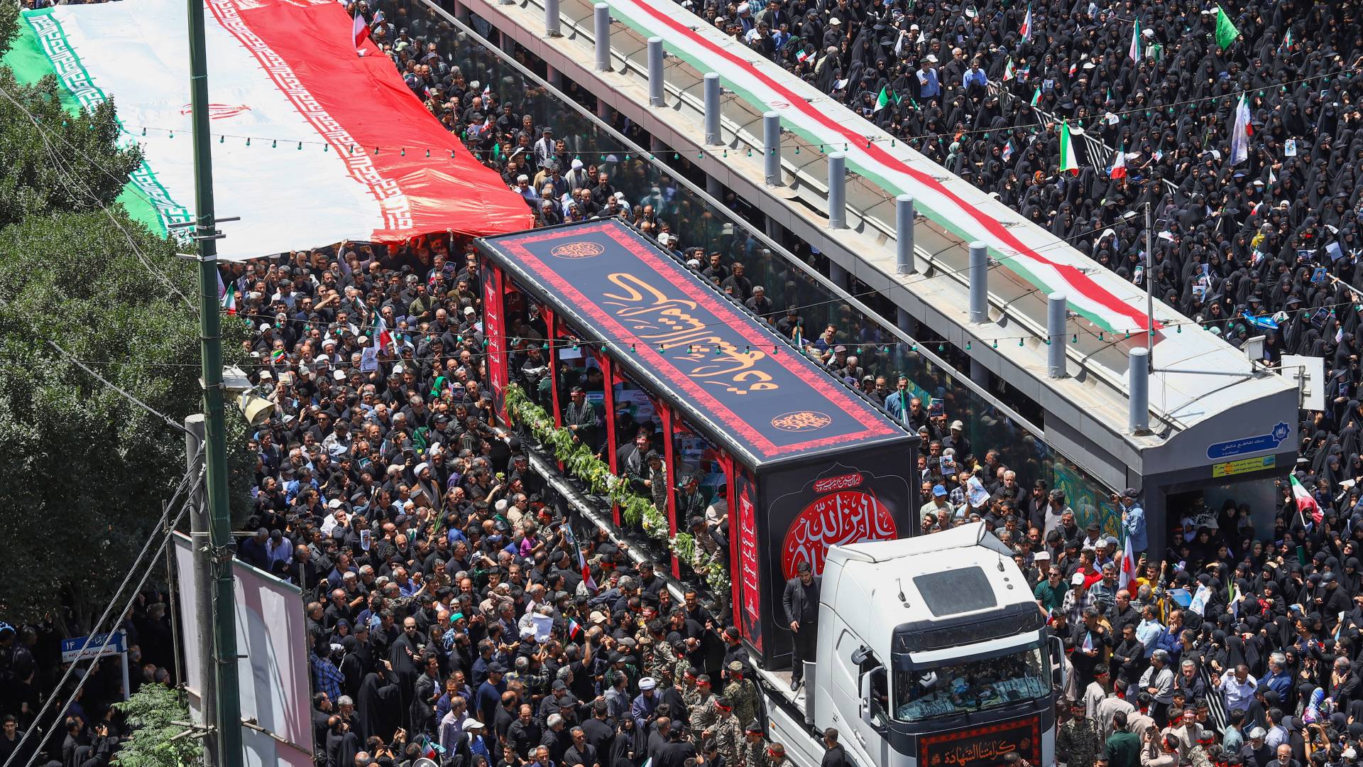 إيرانيون يشاركون في تشييع من استهدفوا جراء الغارات "الإسرائيلية"