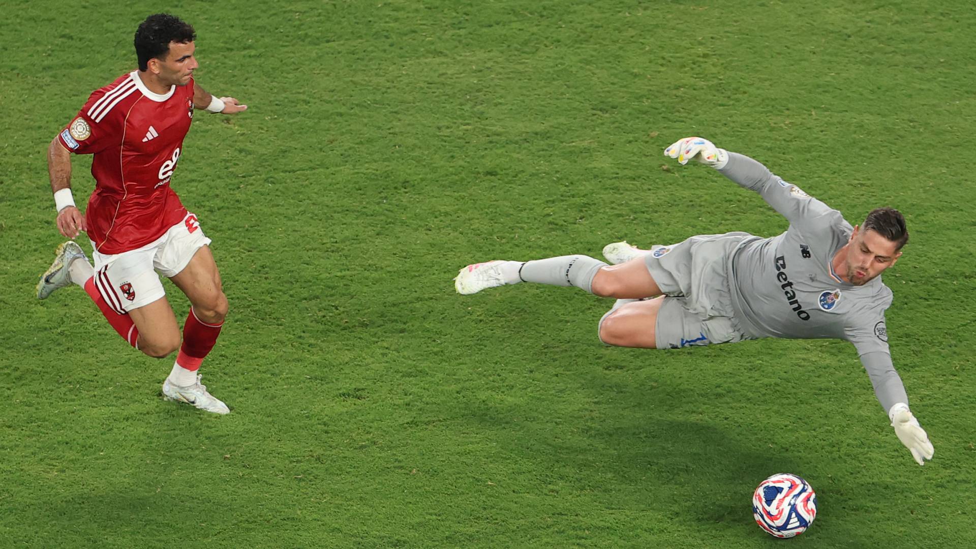 أحمد مصطفى "زيزو" يهدر فرصة أمام بورتو في مونديال الأندية