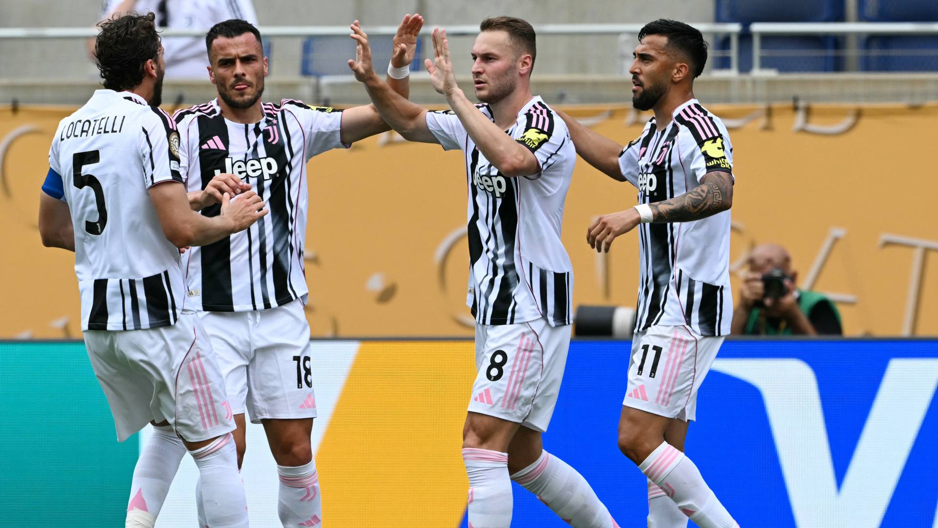 لاعبو يوفنتوس يحتفلون بهدف سابق