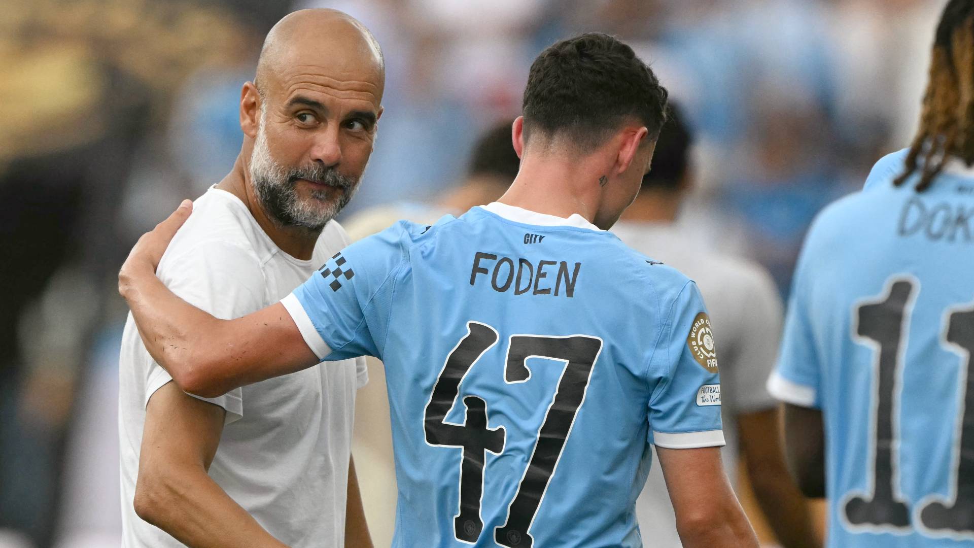 جوارديولا مع لاعب مانشستر سيتي فودين