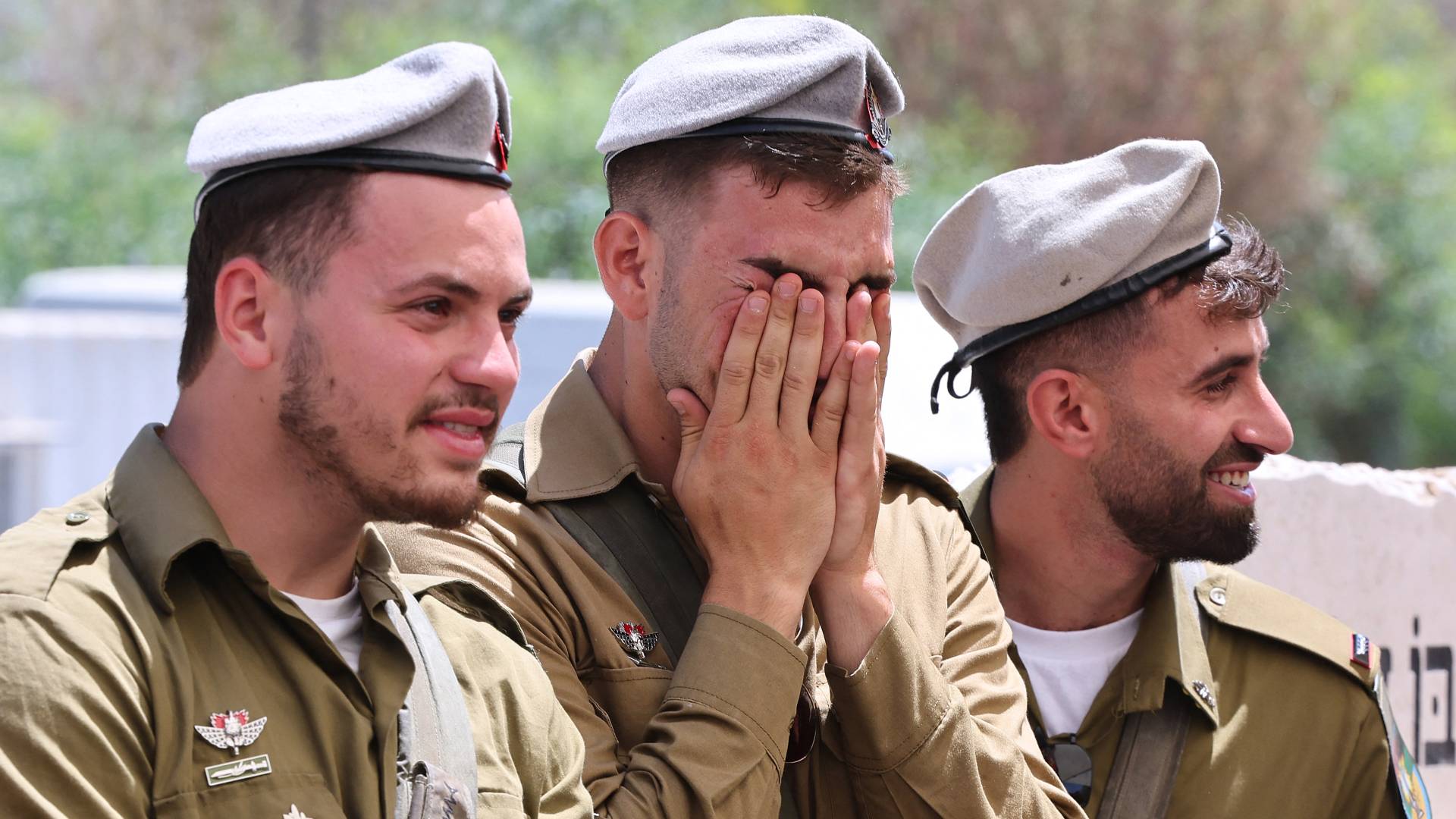 جنود من جيش الاحتلال يبكون بعد كمين في خان يونس