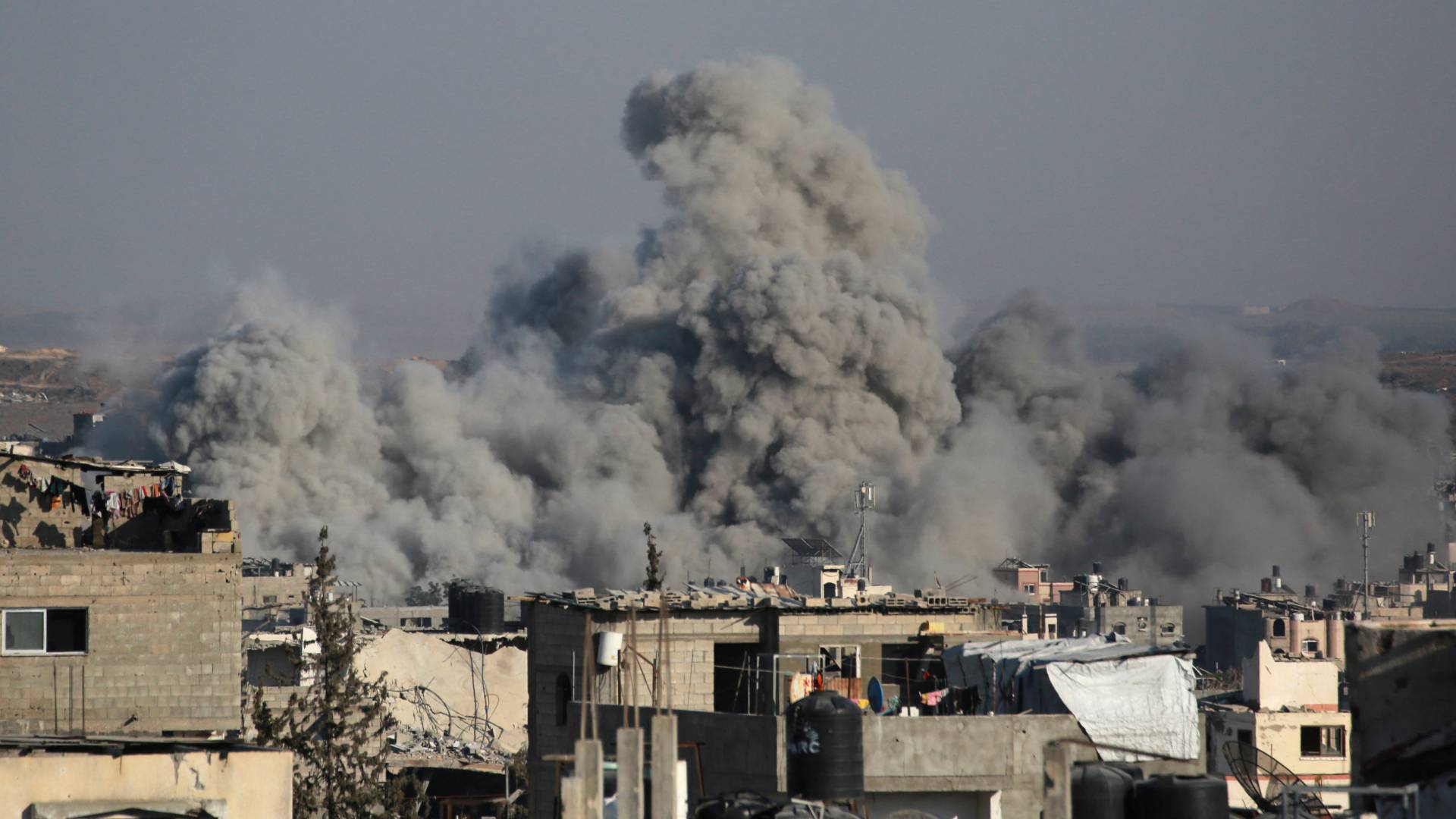تصاعد الدخان بعد غارة للاحتلال على جباليا شمال قطاع غزة