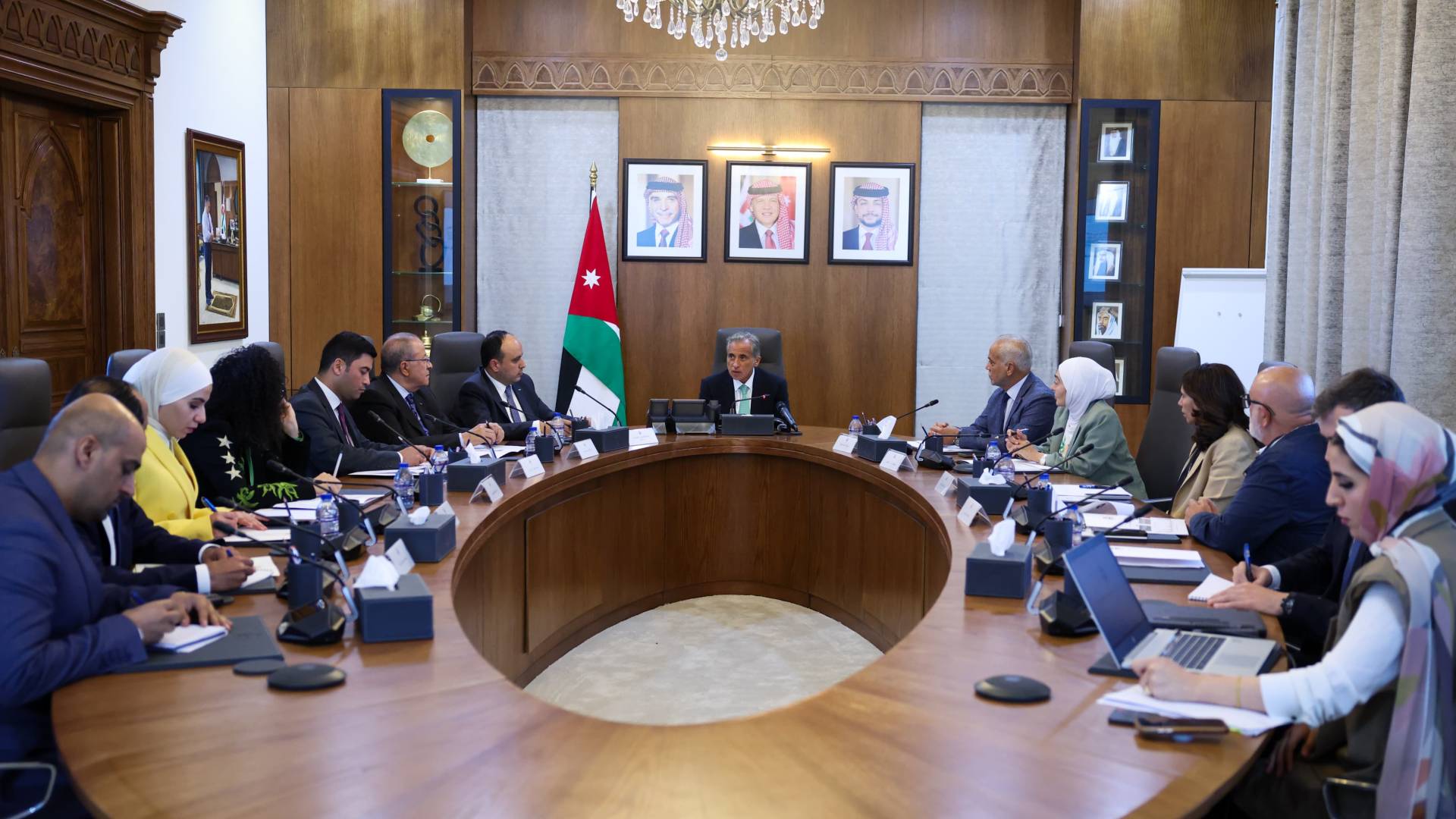 رئيس الوزراء الدكتور جعفر حسان خلال ترؤسه اجتماع مجلس أمناء جائزة الحسين بن عبدالله الثاني للعمل التطوعي،