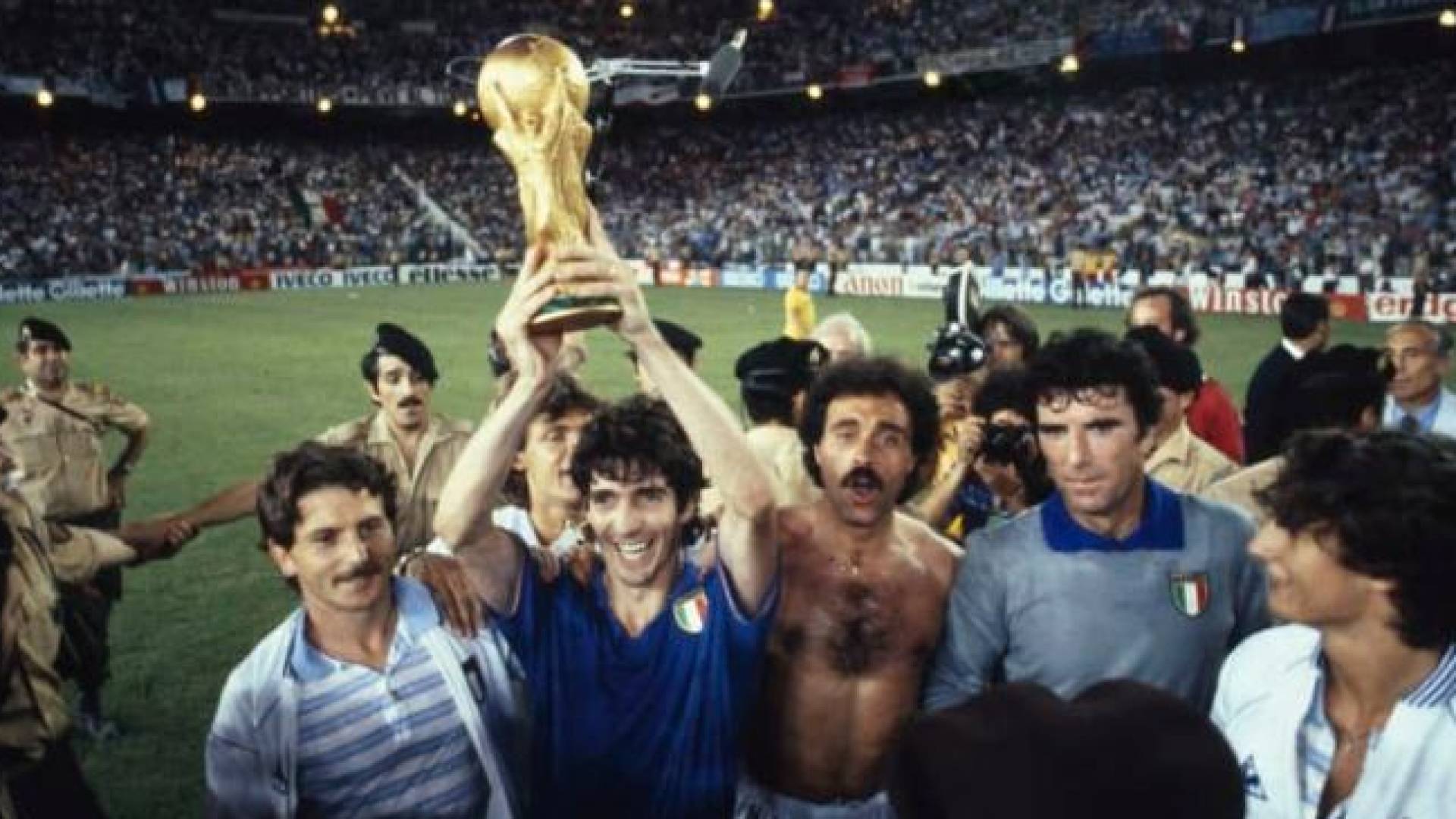 حين يمتزج المجد الكروي بالموقف الإنساني.. قصة المنتخب الذي أهدى كأس العالم لفلسطين عام 1982