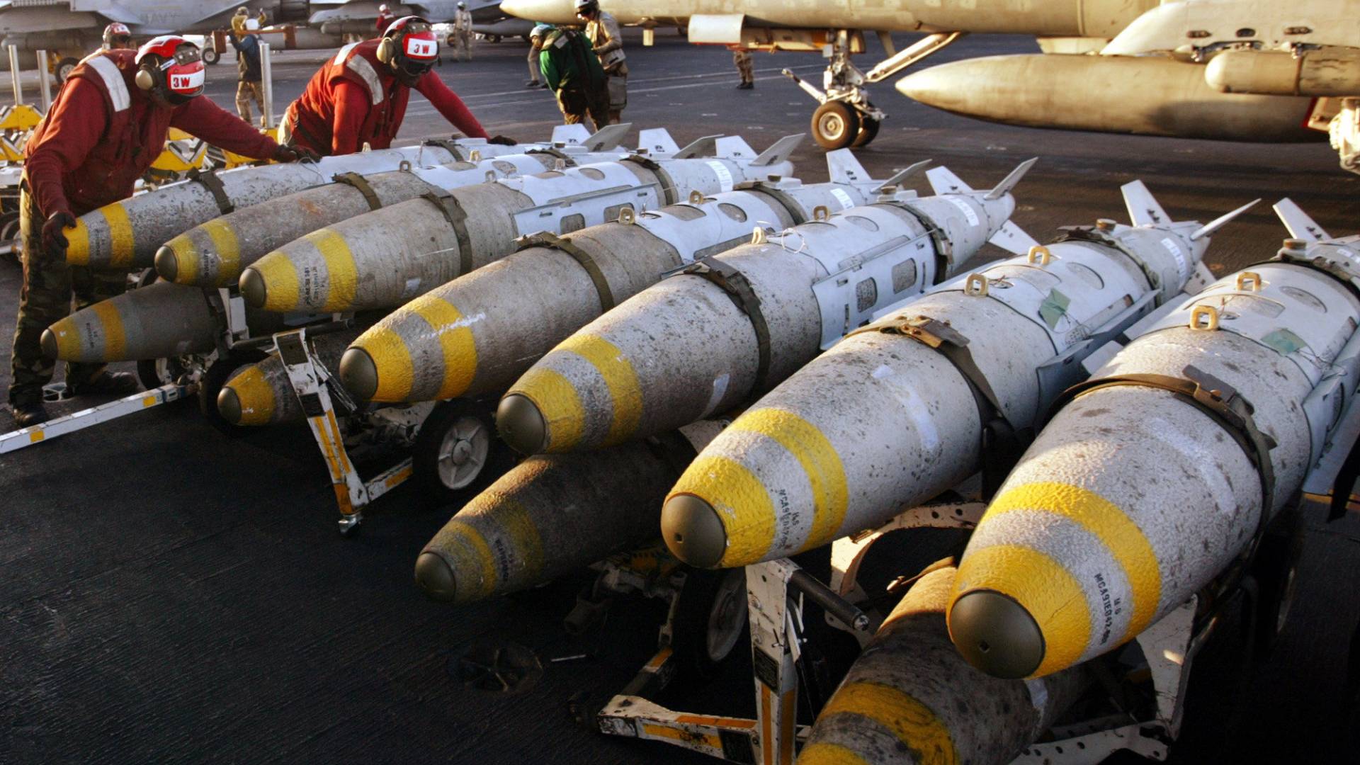 معدات توجيه قنابل